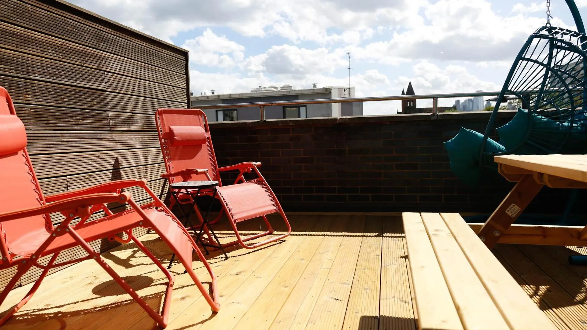 New Luxury Apartments In Central Location Next To Shops, Cafes, Bars & Metro Londra