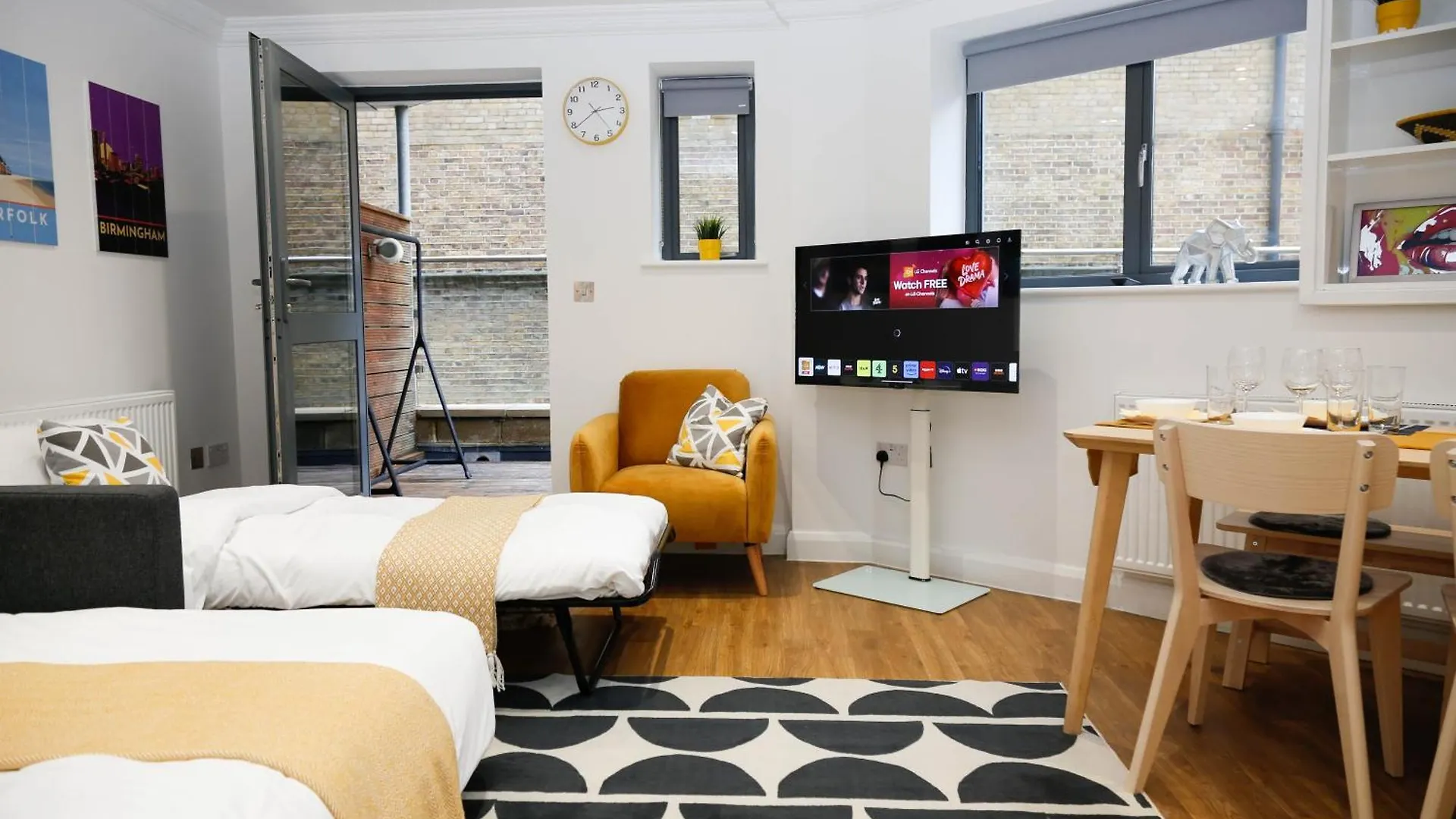 New Luxury Apartments In Central Location Next To Shops, Cafes, Bars & Metro Londra Birleşik Krallık