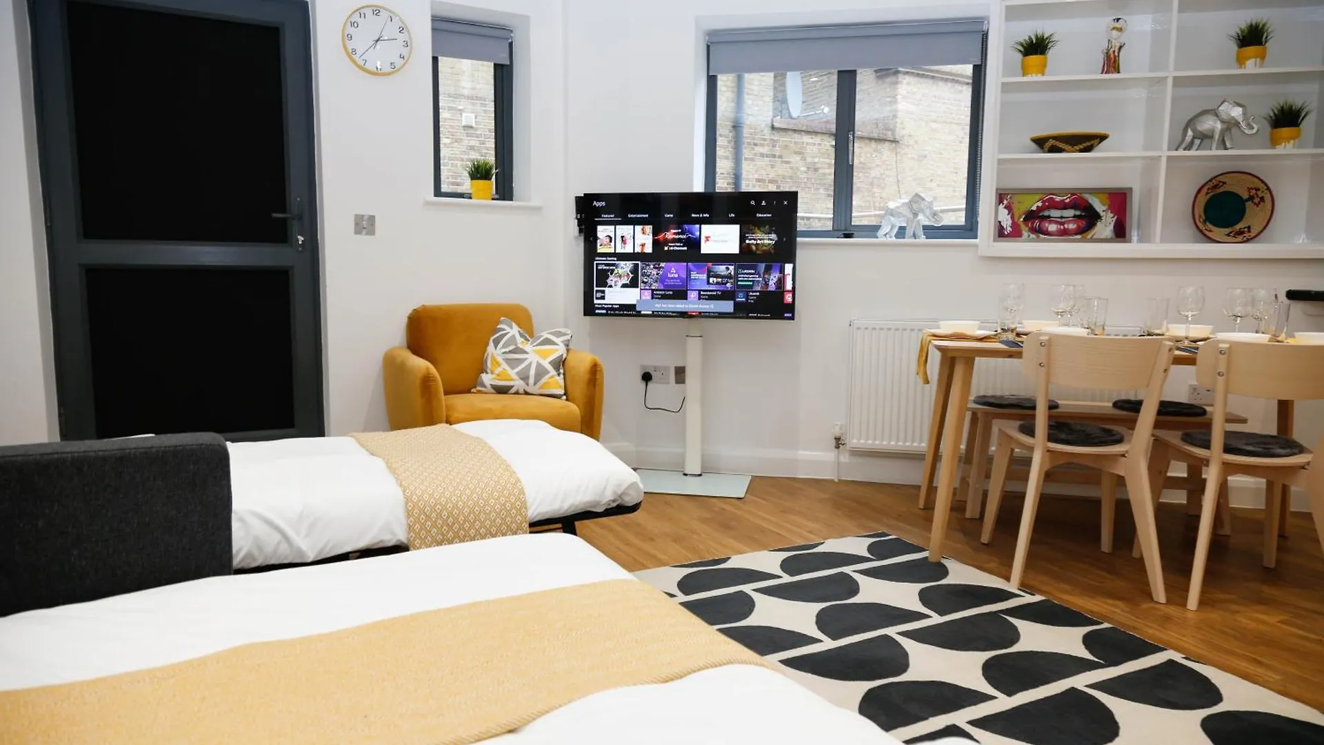 New Luxury Apartments In Central Location Next To Shops, Cafes, Bars & Metro Londra