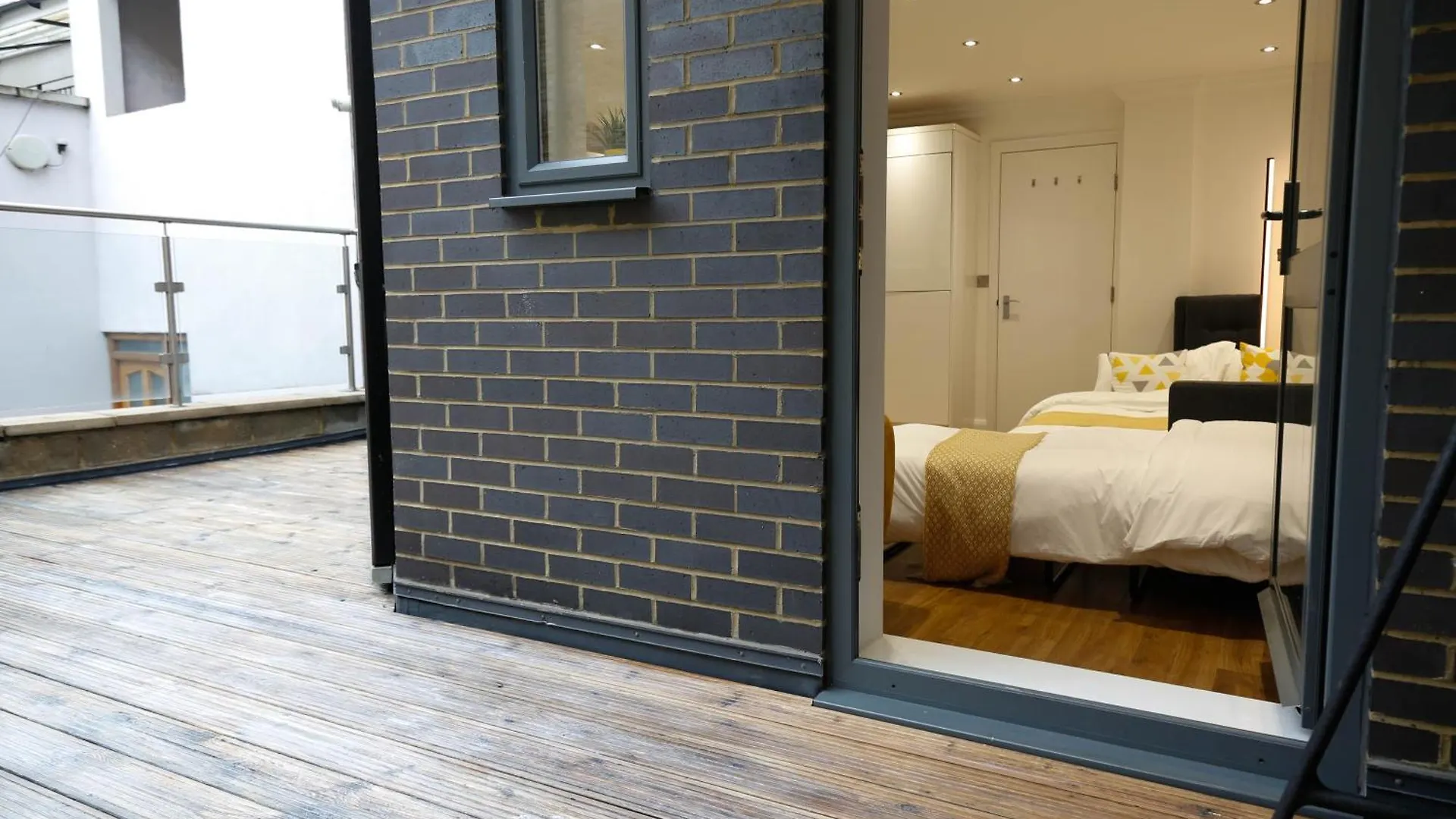 New Luxury Apartments In Central Location Next To Shops, Cafes, Bars & Metro Londra 0*,