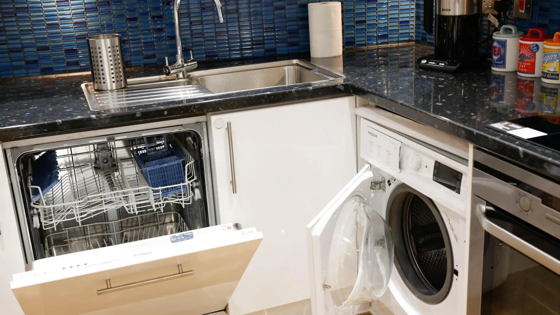 New Luxury Apartments In Central Location Next To Shops, Cafes, Bars & Metro Londra