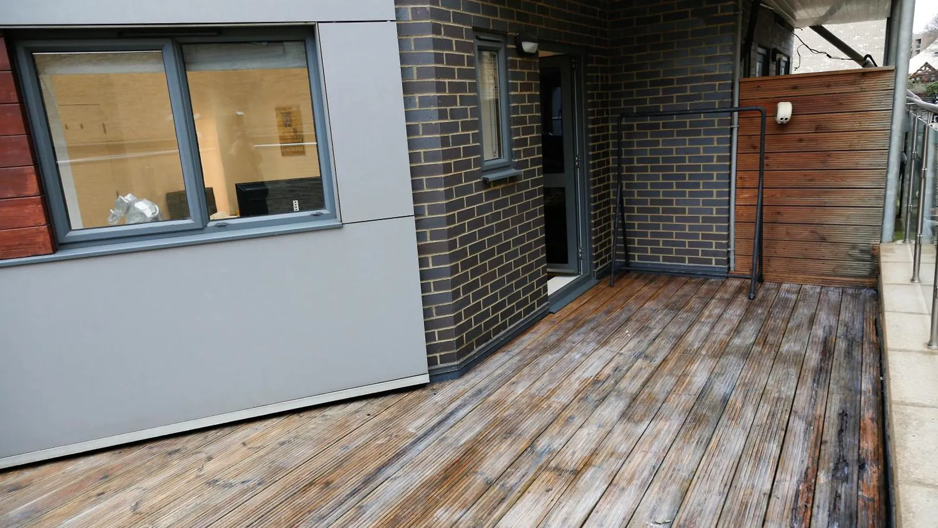 New Luxury Apartments In Central Location Next To Shops, Cafes, Bars & Metro Londra