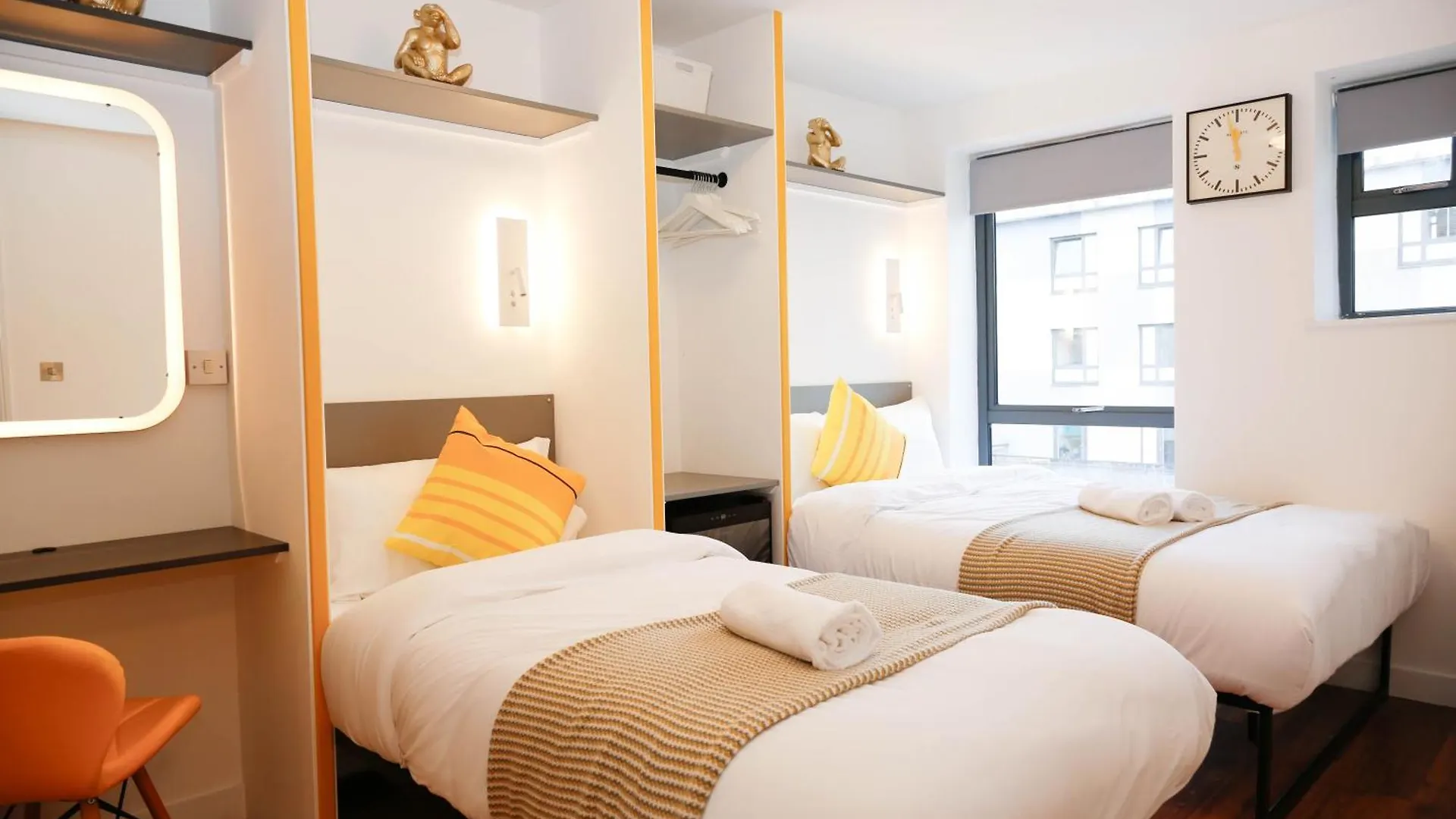 New Luxury Apartments In Central Location Next To Shops, Cafes, Bars & Metro Londra