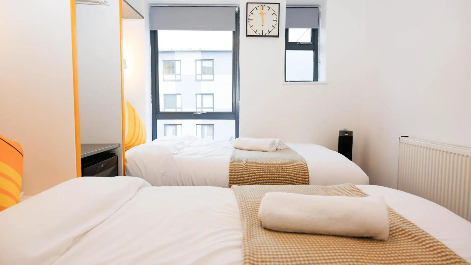 New Luxury Apartments In Central Location Next To Shops, Cafes, Bars & Metro Londra