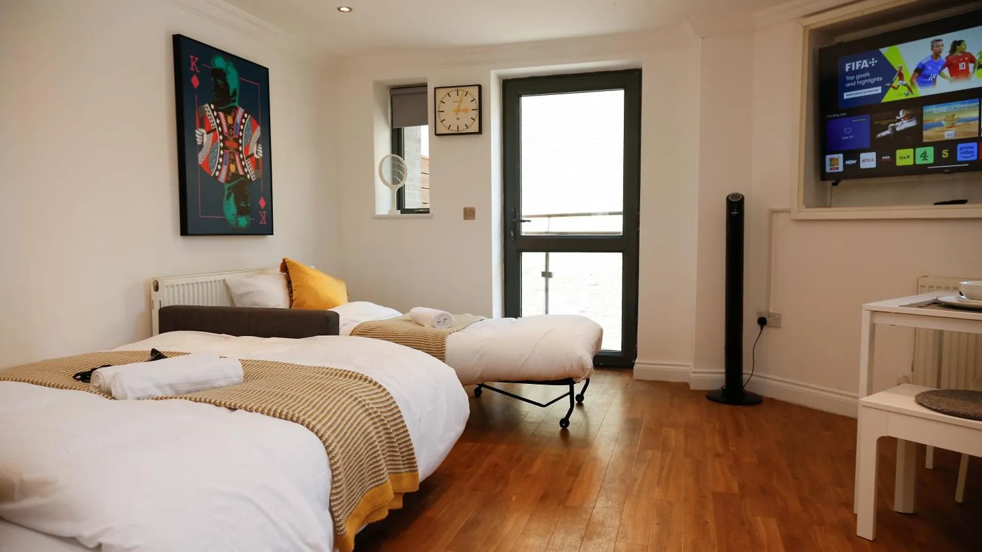 New Luxury Apartments In Central Location Next To Shops, Cafes, Bars & Metro Londra