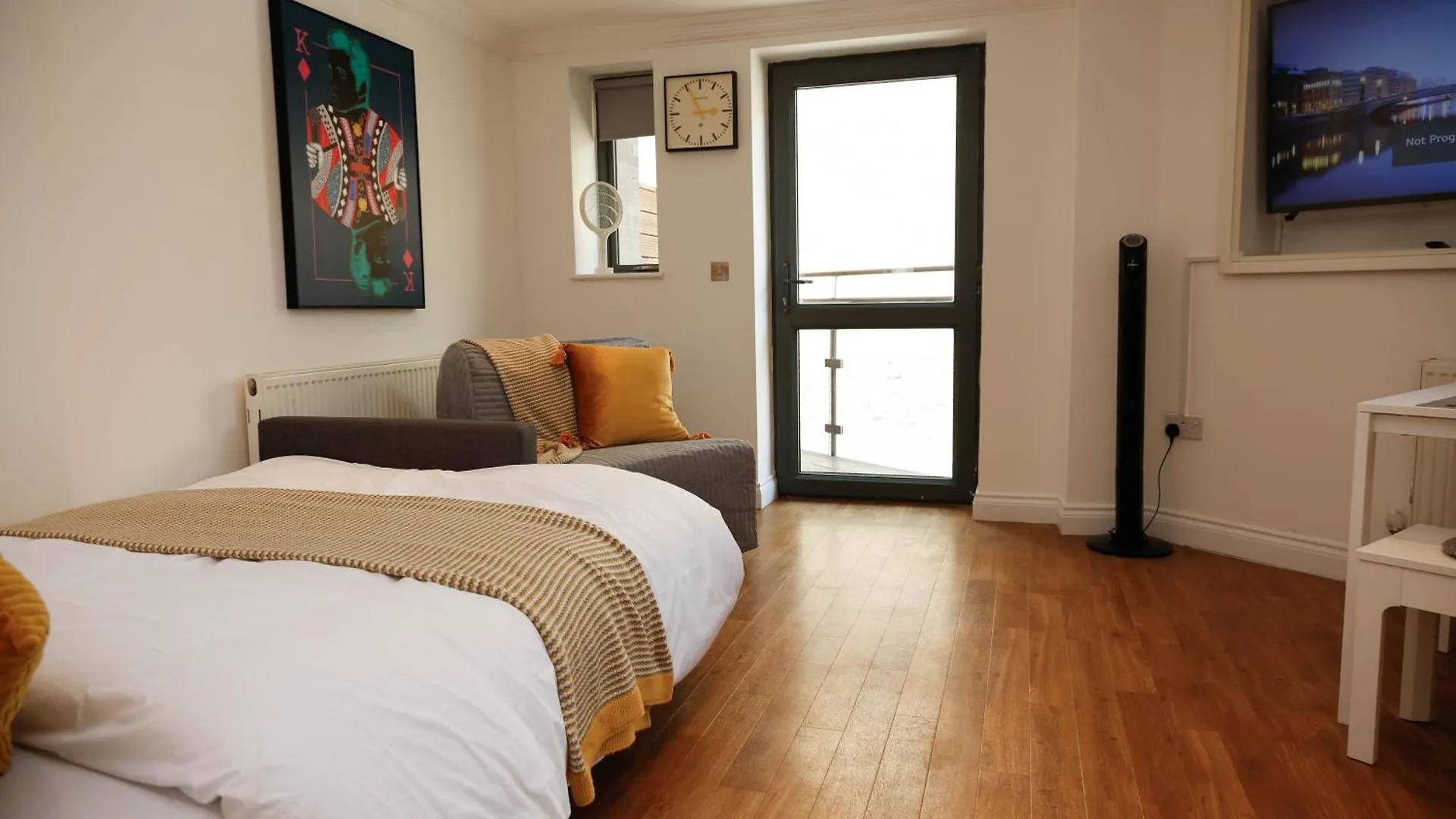 New Luxury Apartments In Central Location Next To Shops, Cafes, Bars & Metro Londra