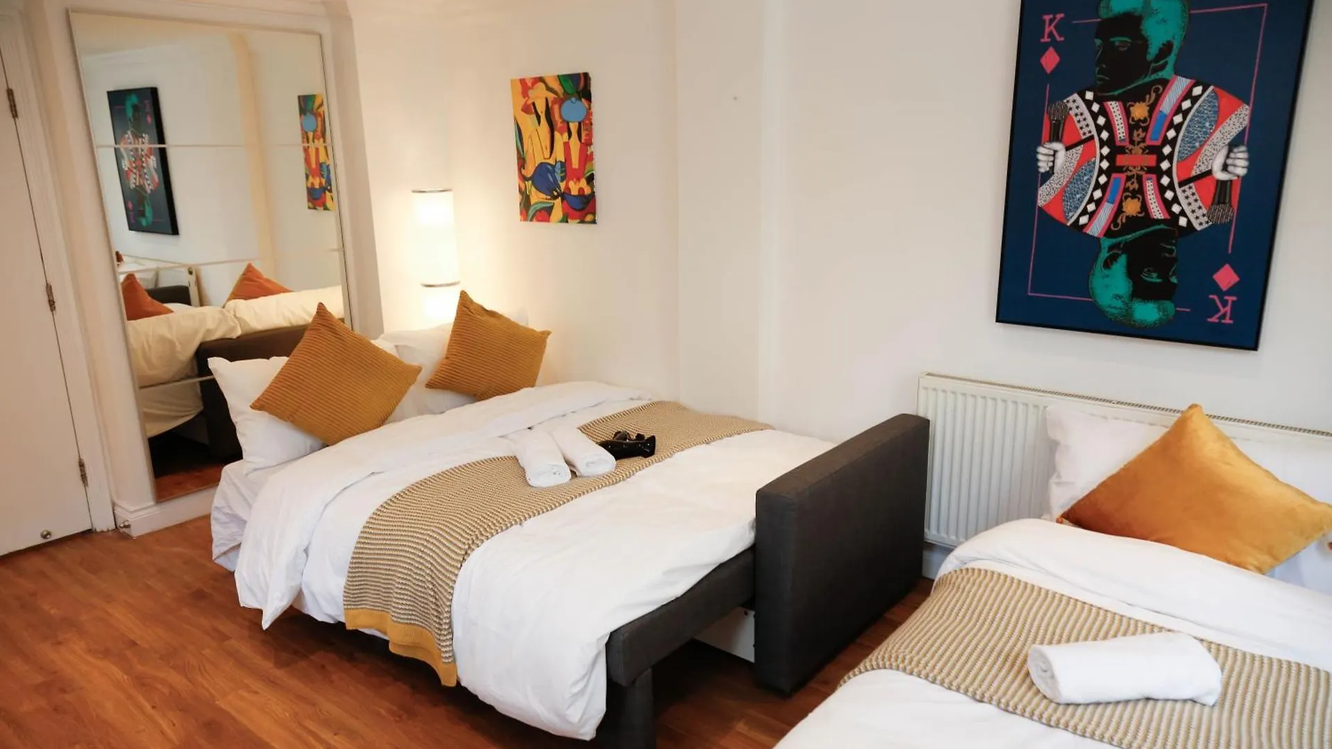 New Luxury Apartments In Central Location Next To Shops, Cafes, Bars & Metro Londra Birleşik Krallık