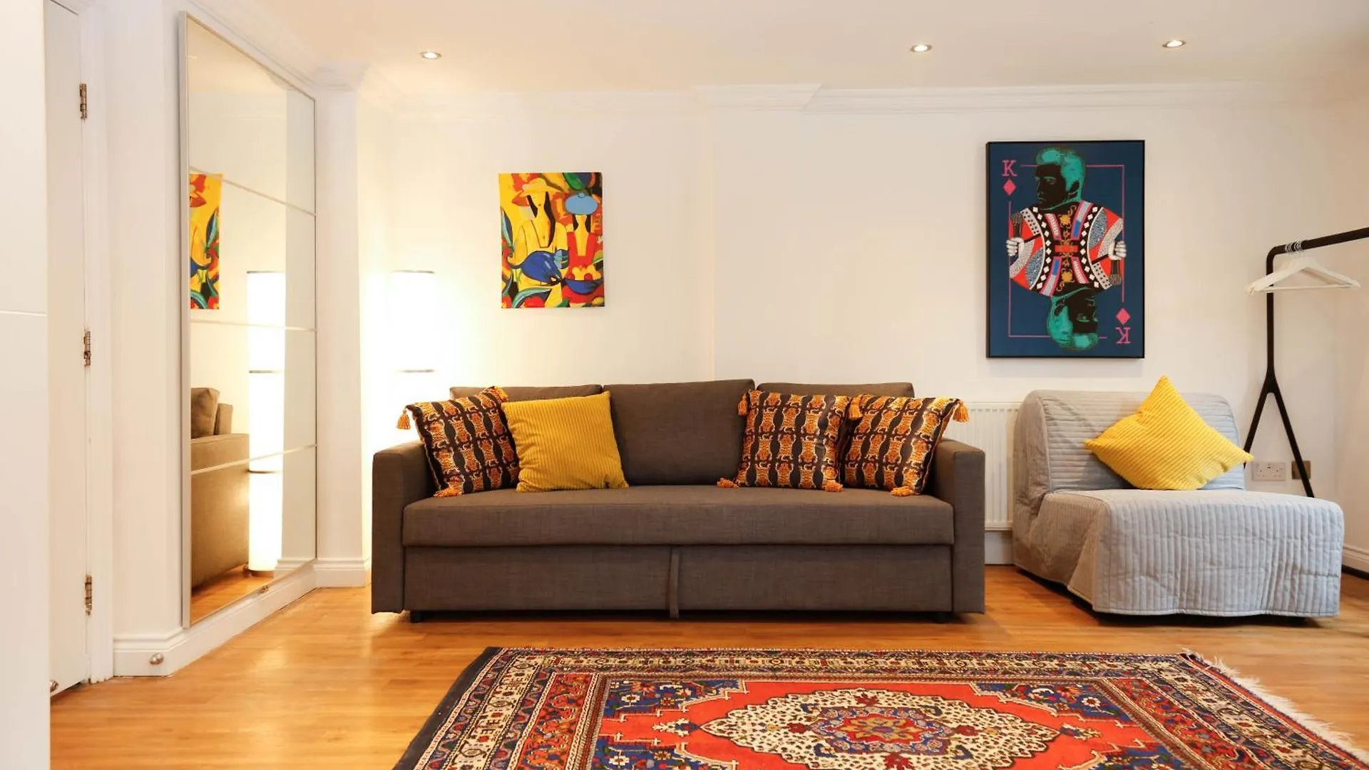 New Luxury Apartments In Central Location Next To Shops, Cafes, Bars & Metro Londra