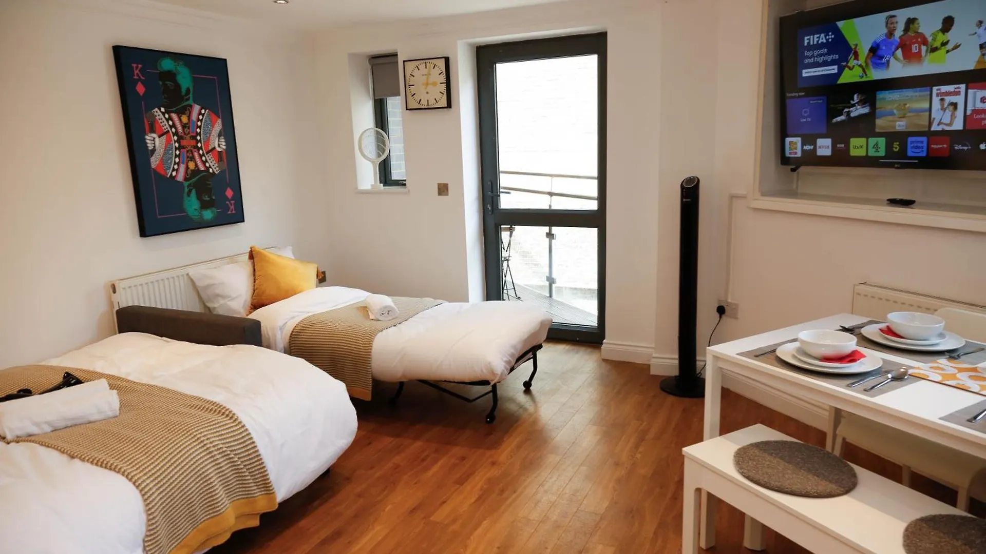 New Luxury Apartments In Central Location Next To Shops, Cafes, Bars & Metro Londra