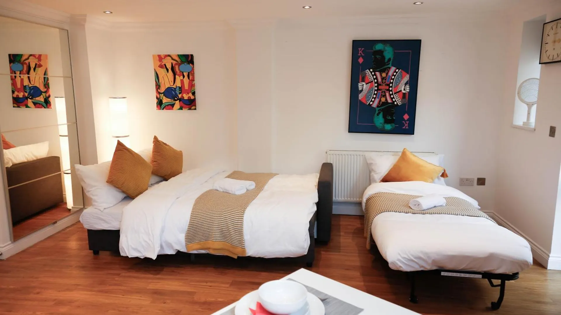 New Luxury Apartments In Central Location Next To Shops, Cafes, Bars & Metro Londra