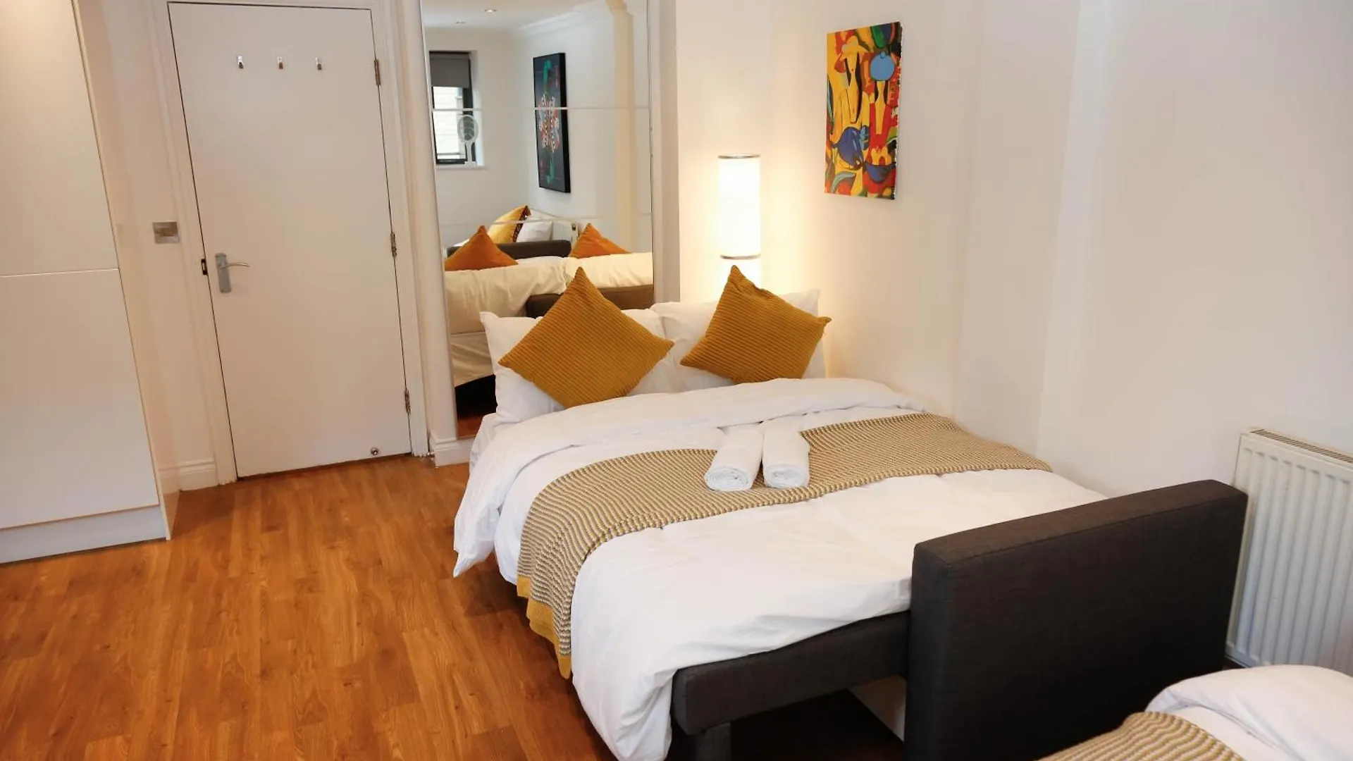 New Luxury Apartments In Central Location Next To Shops, Cafes, Bars & Metro Londra