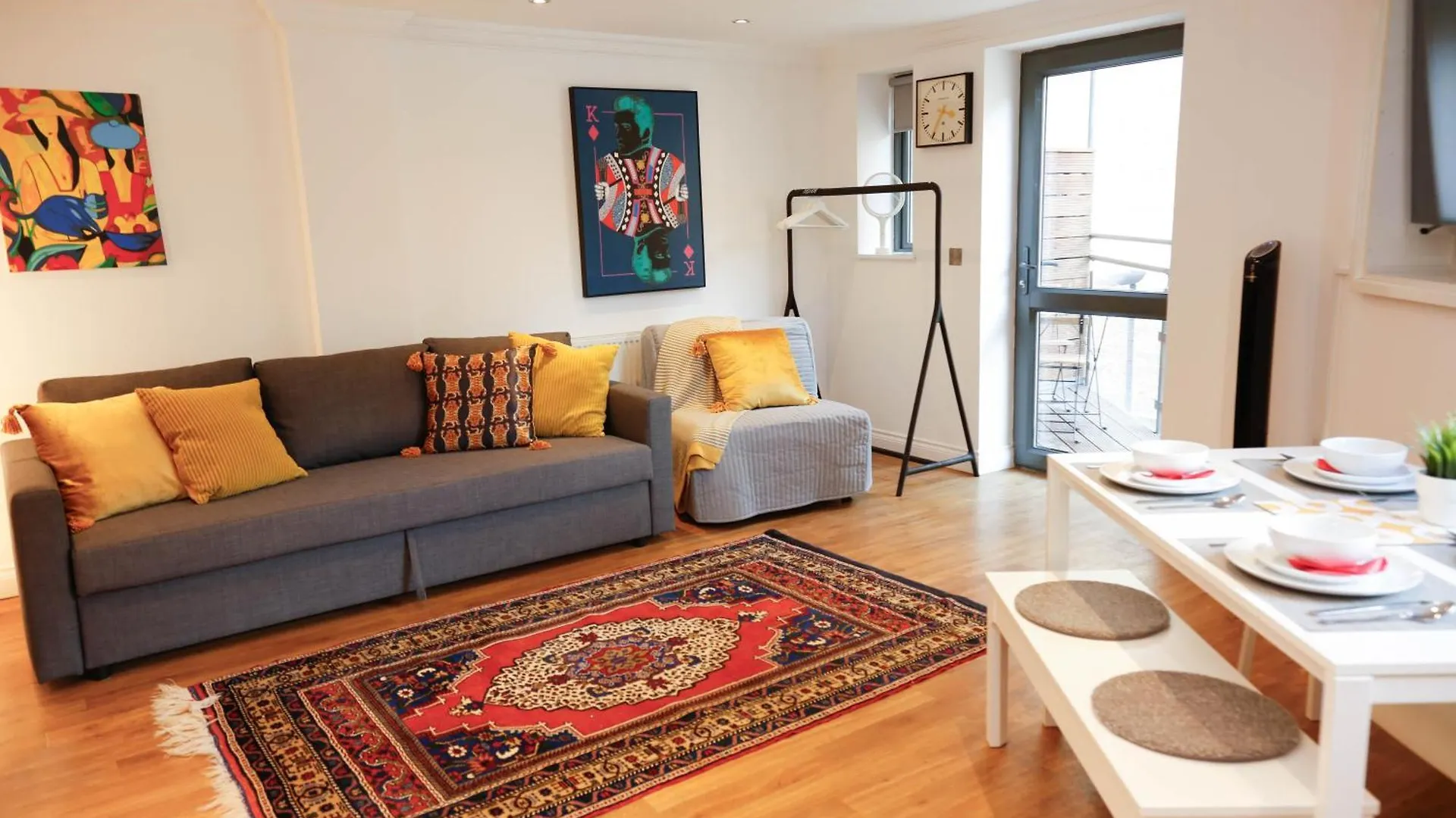 New Luxury Apartments In Central Location Next To Shops, Cafes, Bars & Metro Londra