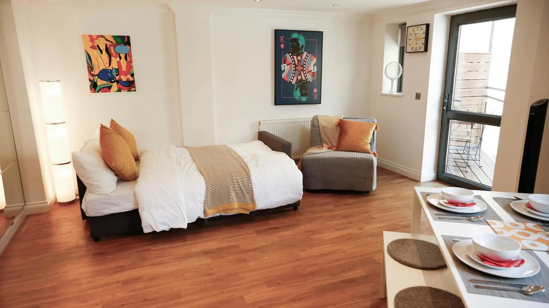 New Luxury Apartments In Central Location Next To Shops, Cafes, Bars & Metro Londra Birleşik Krallık