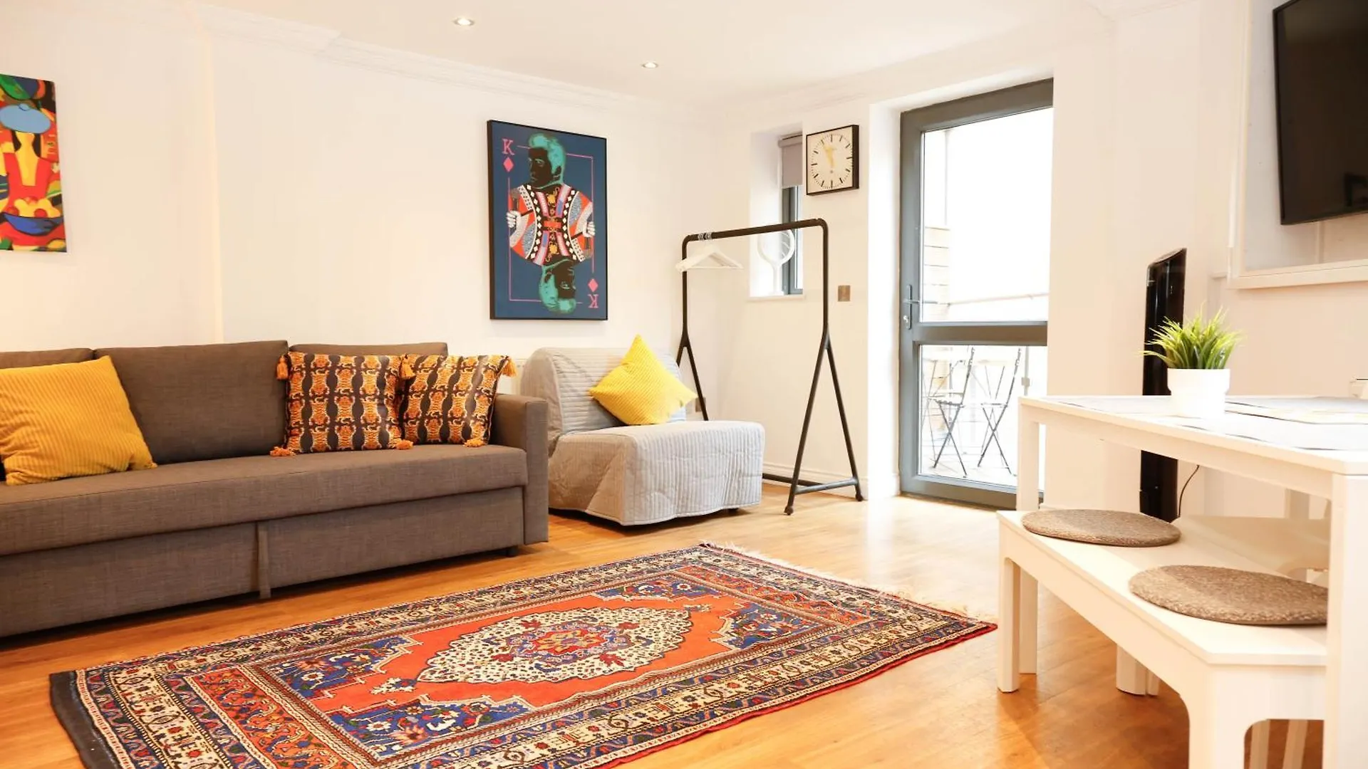 New Luxury Apartments In Central Location Next To Shops, Cafes, Bars & Metro Londra Birleşik Krallık