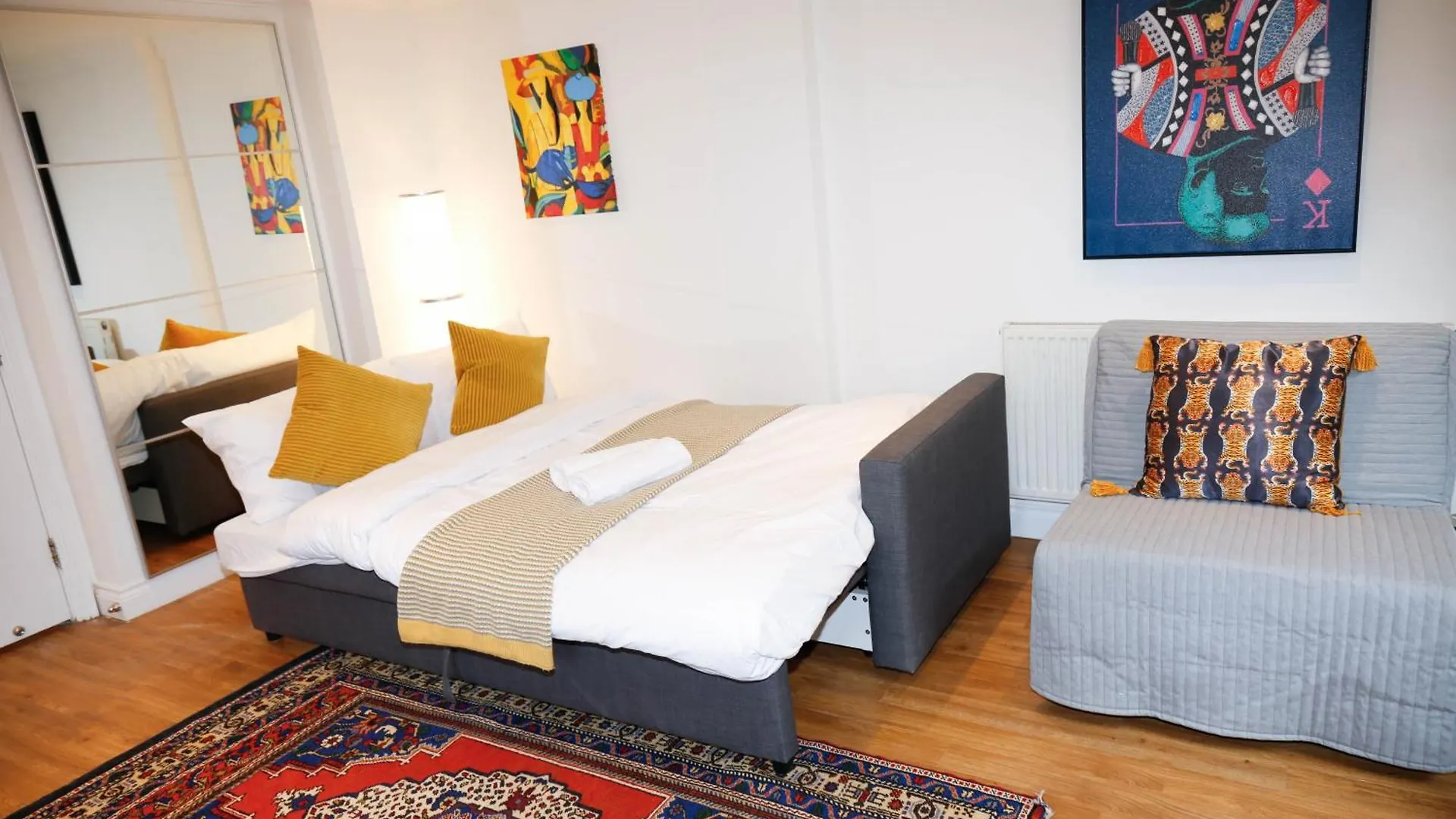 New Luxury Apartments In Central Location Next To Shops, Cafes, Bars & Metro Londra 0*,