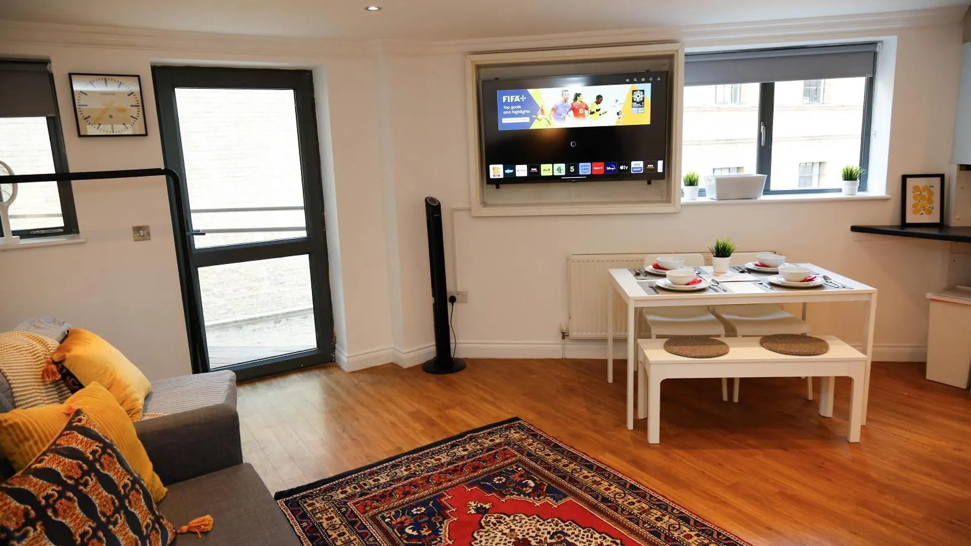 New Luxury Apartments In Central Location Next To Shops, Cafes, Bars & Metro Londra