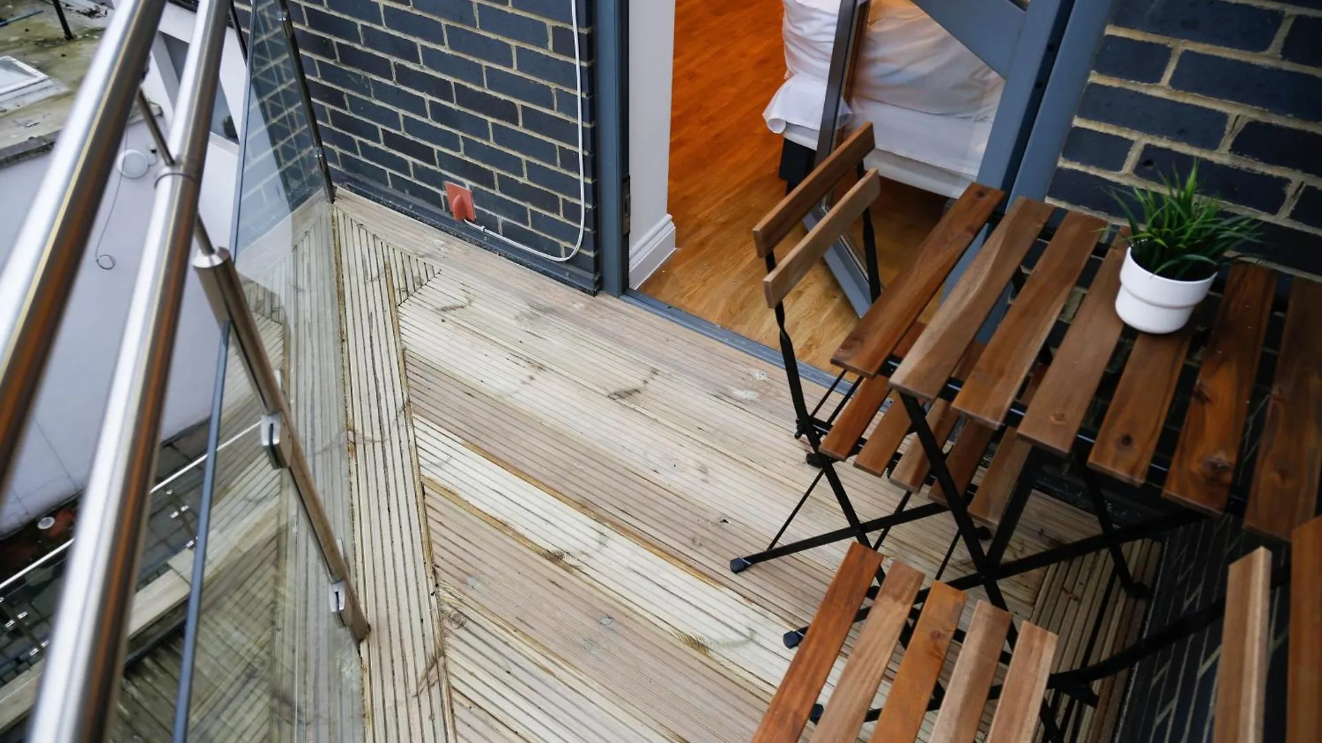 New Luxury Apartments In Central Location Next To Shops, Cafes, Bars & Metro Londra