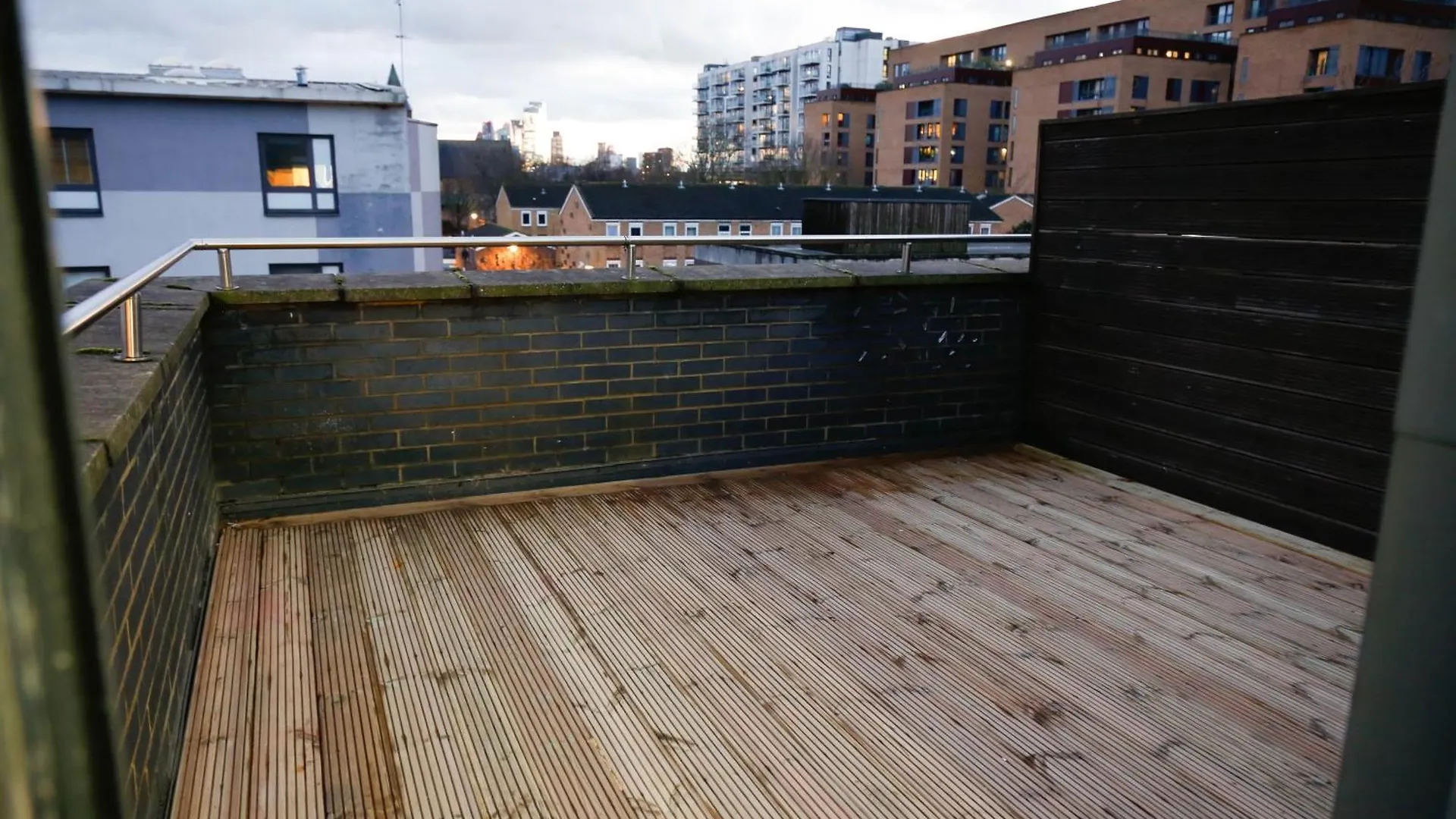 New Luxury Apartments In Central Location Next To Shops, Cafes, Bars & Metro Londra