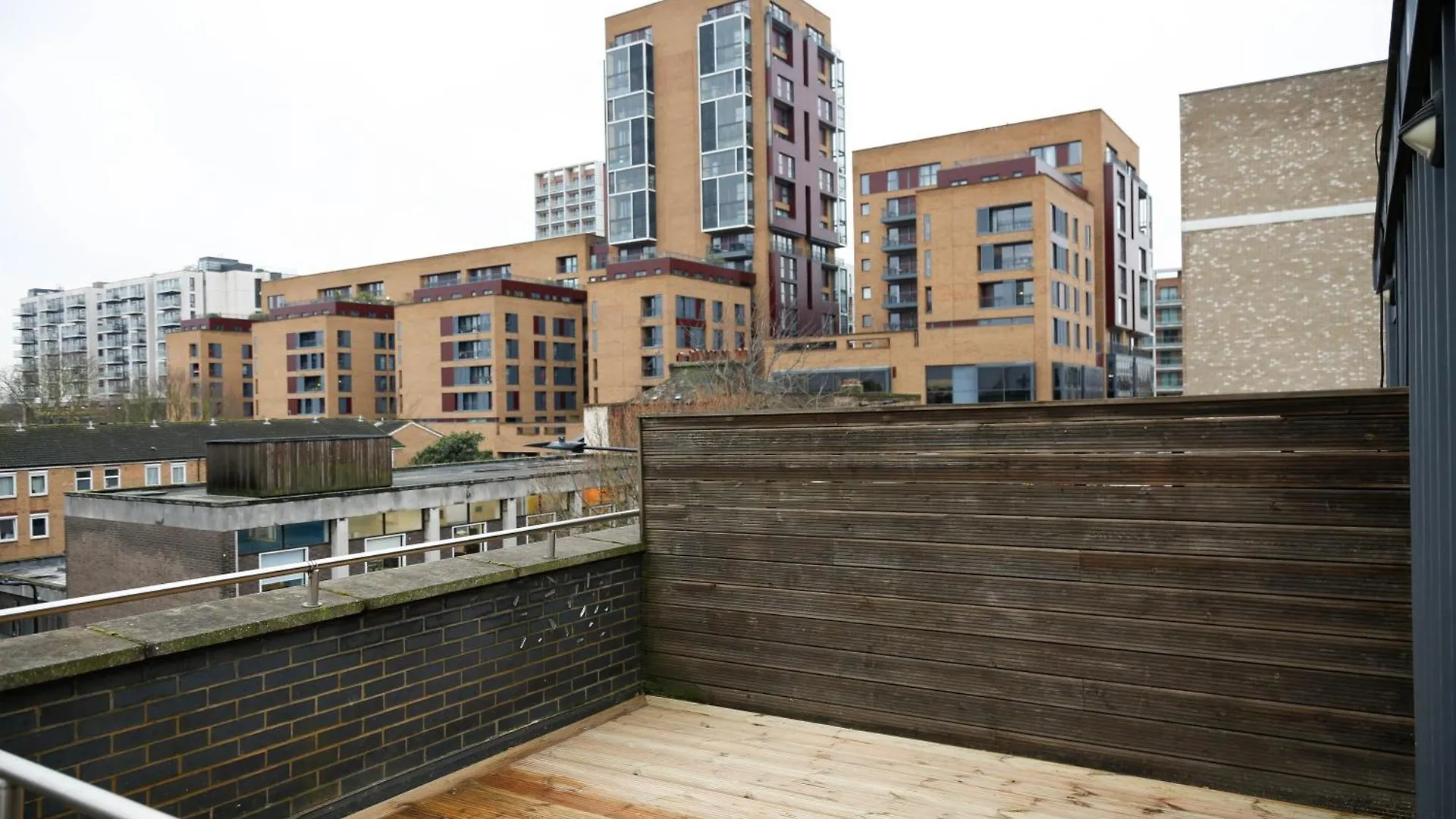 New Luxury Apartments In Central Location Next To Shops, Cafes, Bars & Metro Londra