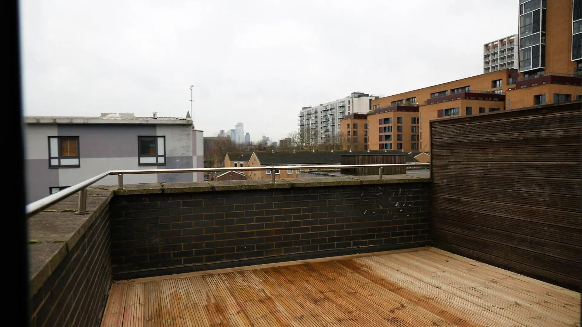 New Luxury Apartments In Central Location Next To Shops, Cafes, Bars & Metro Londra