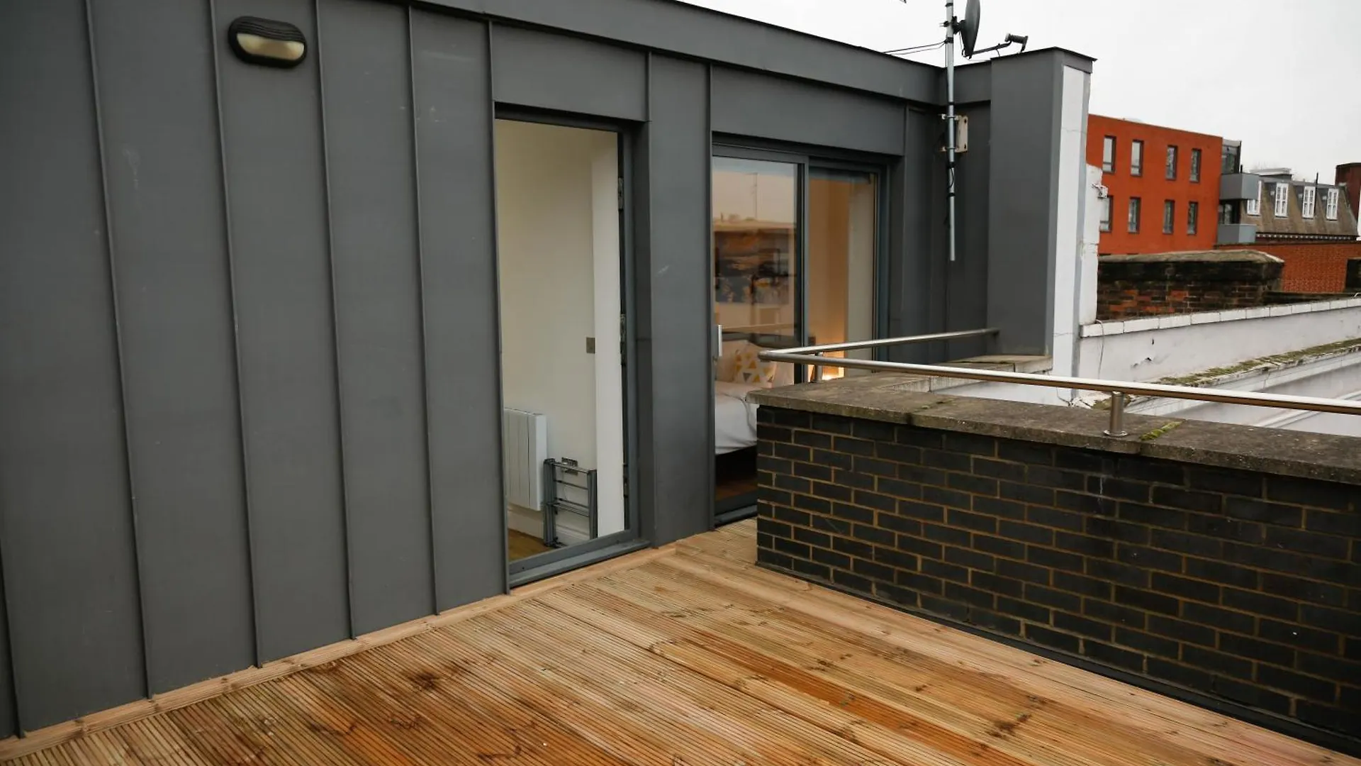 New Luxury Apartments In Central Location Next To Shops, Cafes, Bars & Metro Londra