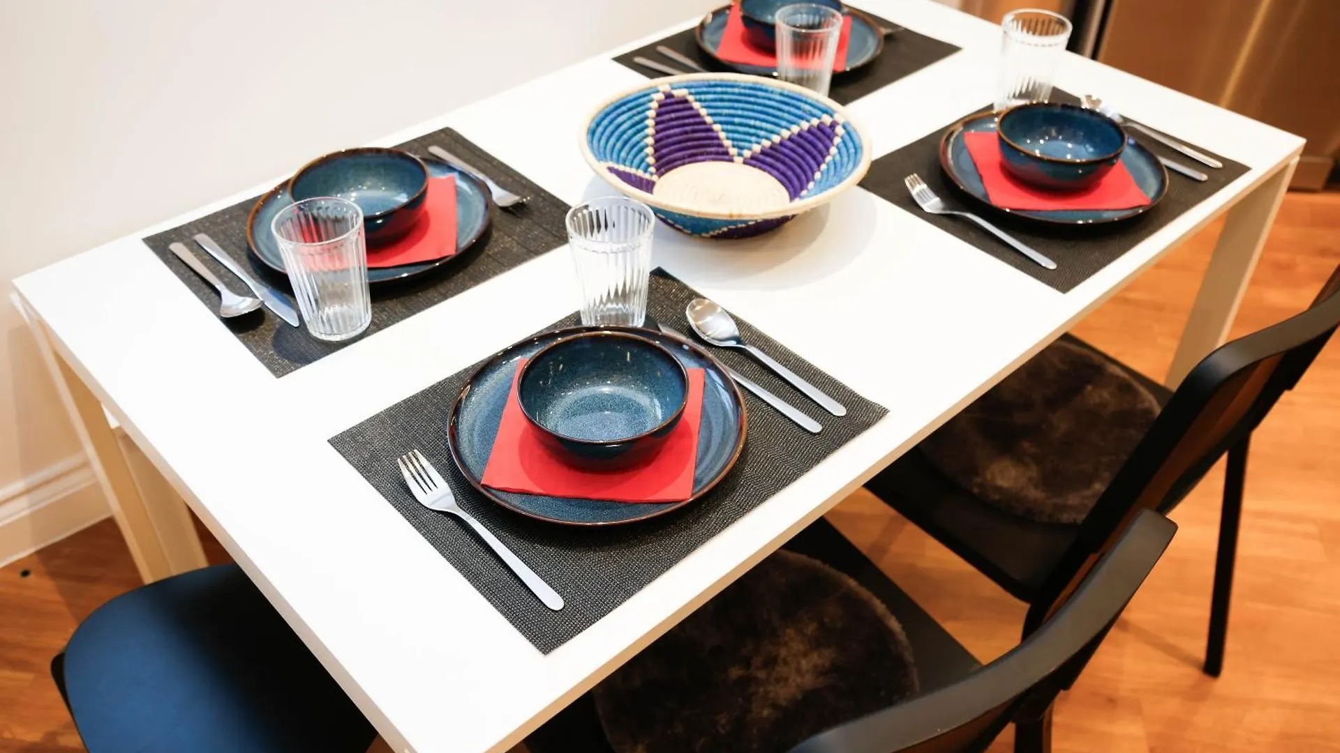 New Luxury Apartments In Central Location Next To Shops, Cafes, Bars & Metro Londra