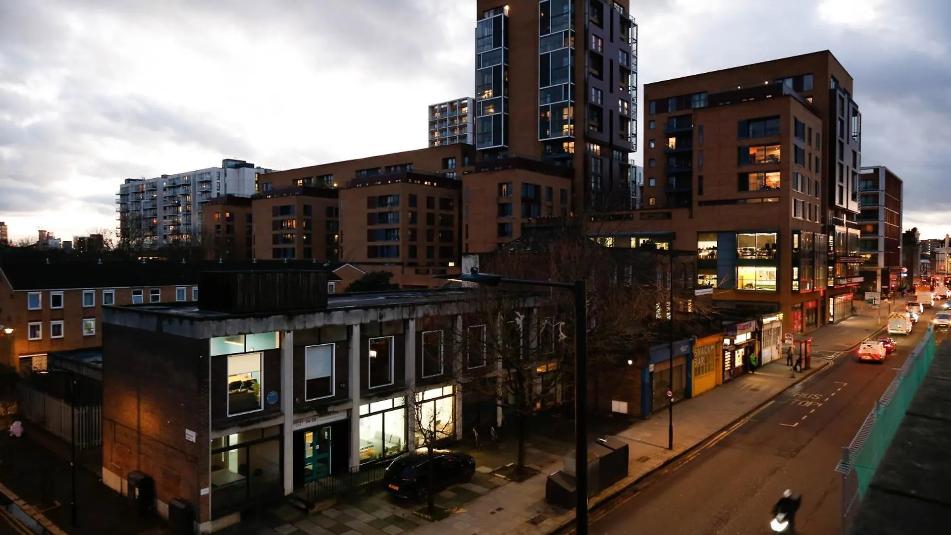 New Luxury Apartments In Central Location Next To Shops, Cafes, Bars & Metro Londra Birleşik Krallık