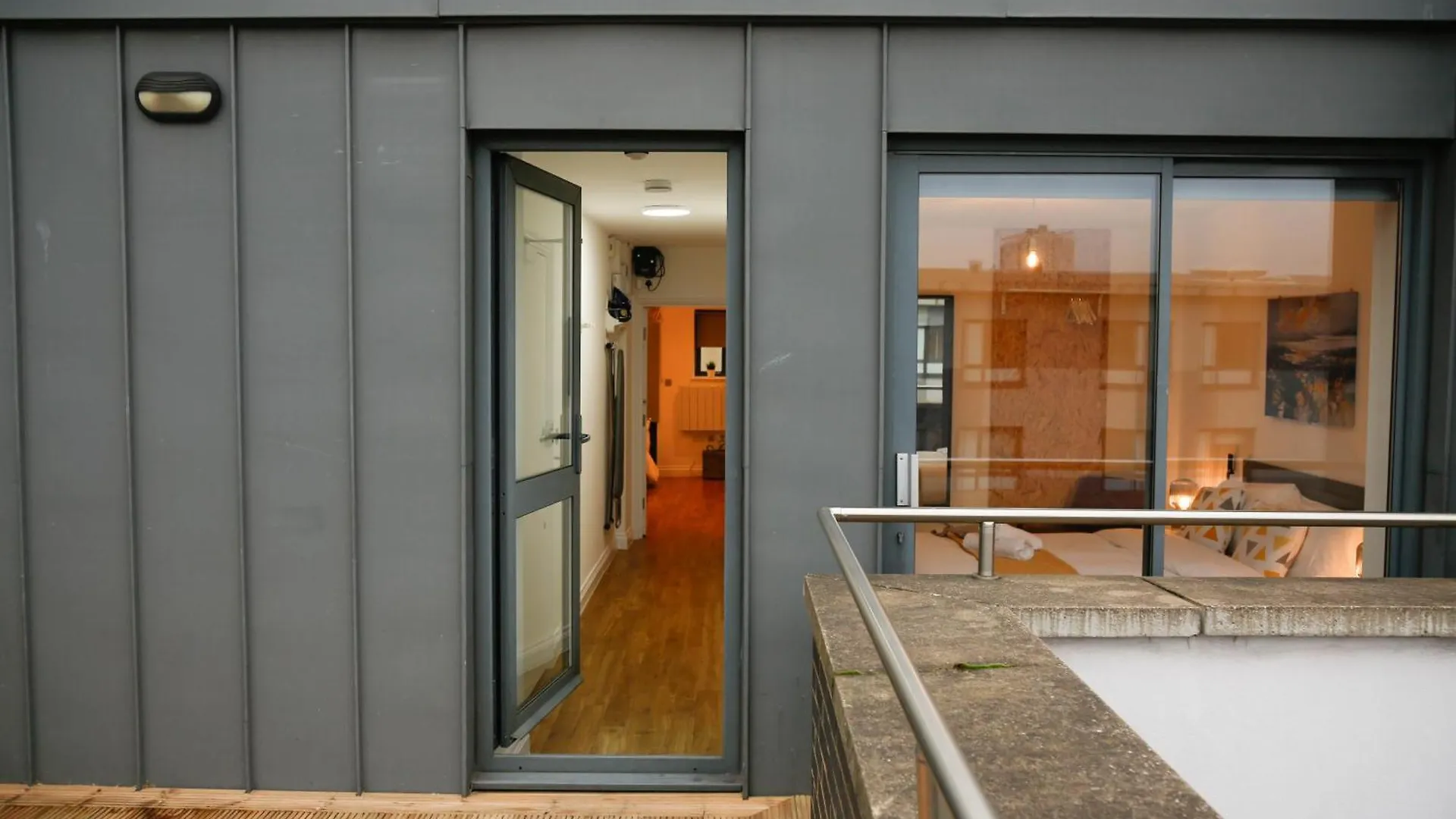 New Luxury Apartments In Central Location Next To Shops, Cafes, Bars & Metro Londra 0*,
