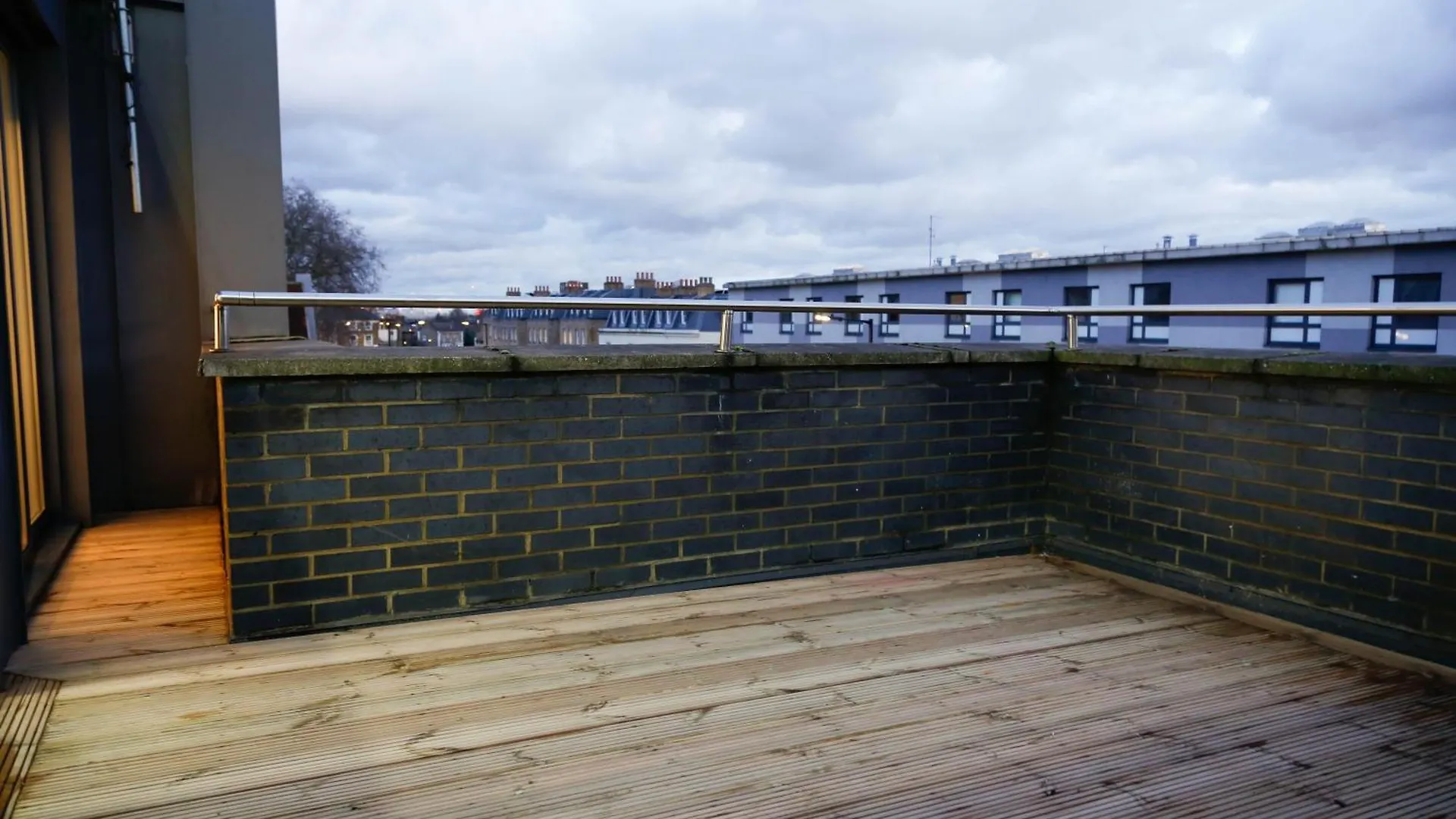 New Luxury Apartments In Central Location Next To Shops, Cafes, Bars & Metro Londra