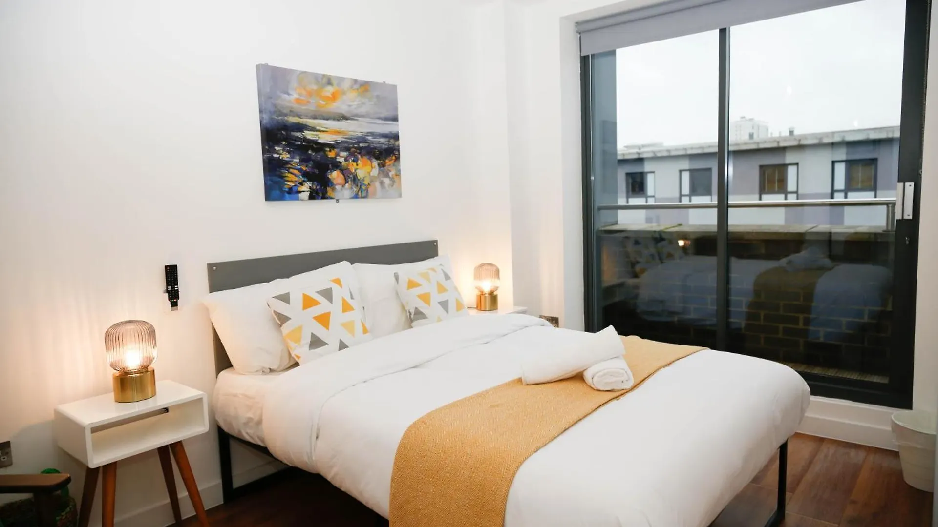New Luxury Apartments In Central Location Next To Shops, Cafes, Bars & Metro Londra Birleşik Krallık
