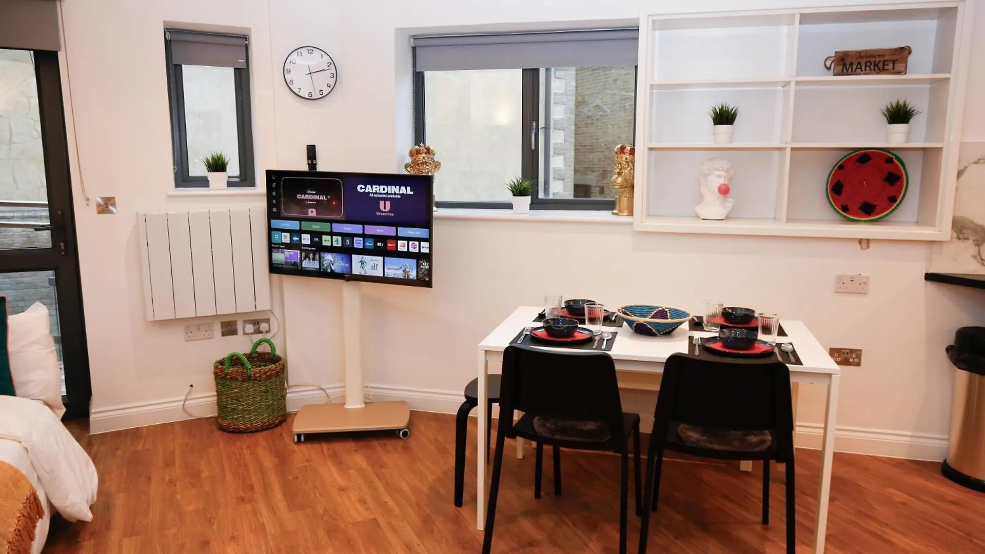 New Luxury Apartments In Central Location Next To Shops, Cafes, Bars & Metro Londra
