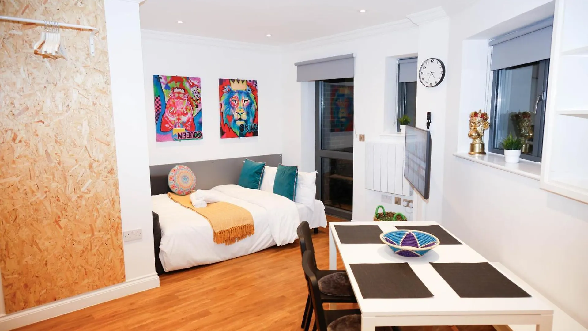 New Luxury Apartments In Central Location Next To Shops, Cafes, Bars & Metro Londra