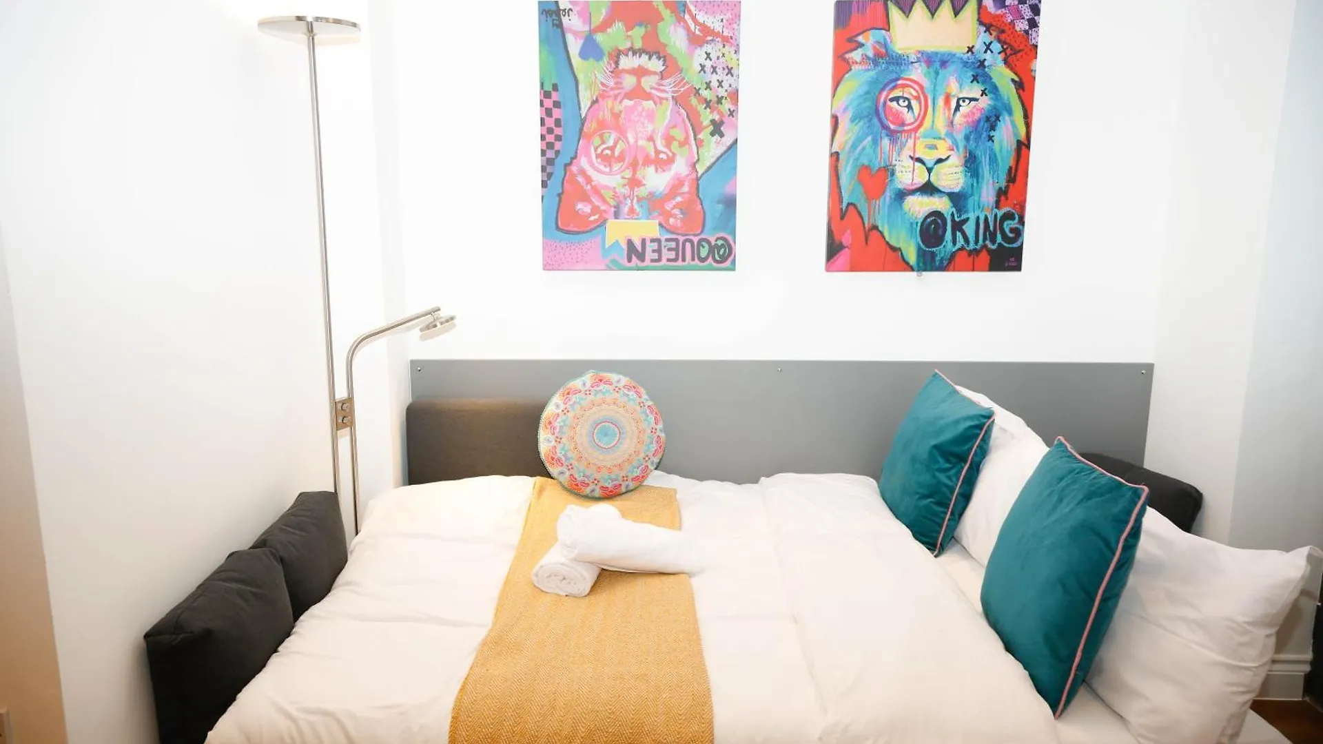 New Luxury Apartments In Central Location Next To Shops, Cafes, Bars & Metro Londra