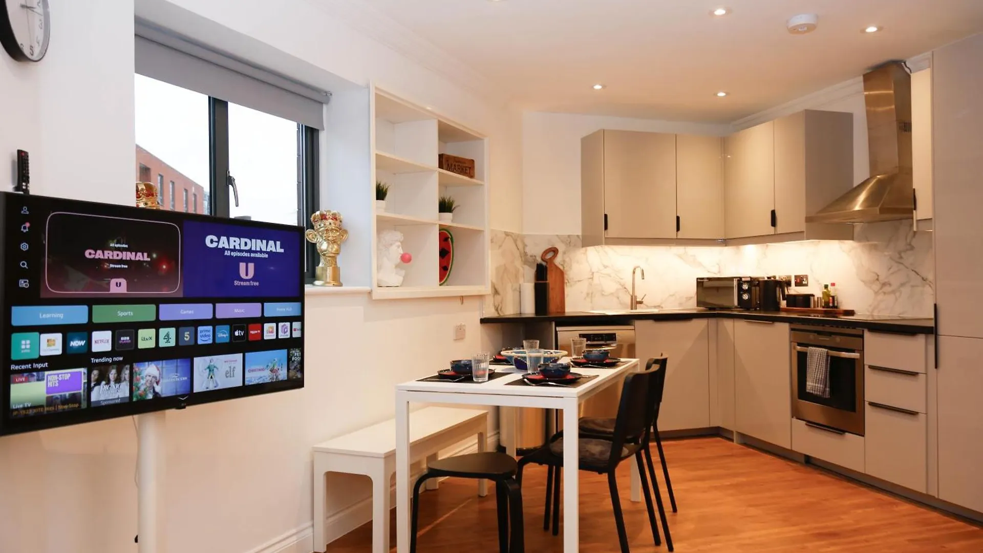 New Luxury Apartments In Central Location Next To Shops, Cafes, Bars & Metro Londra