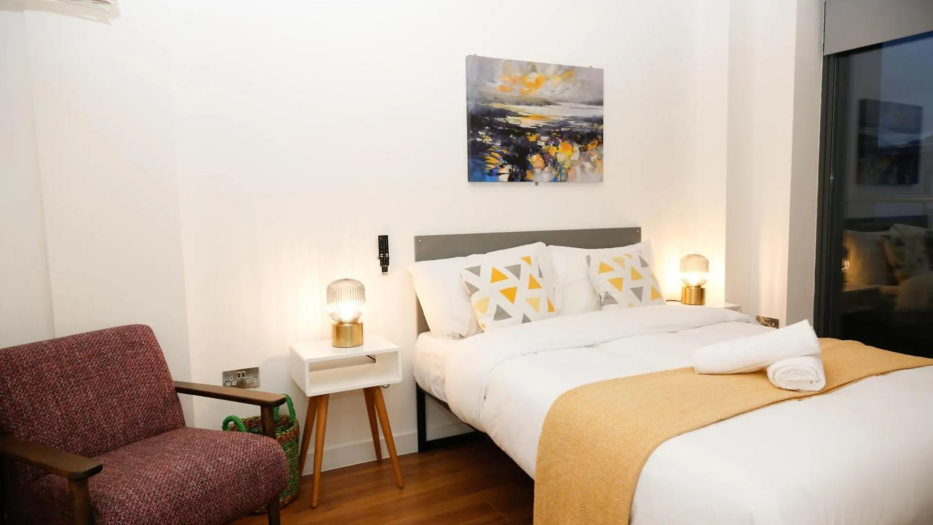 New Luxury Apartments In Central Location Next To Shops, Cafes, Bars & Metro Londra