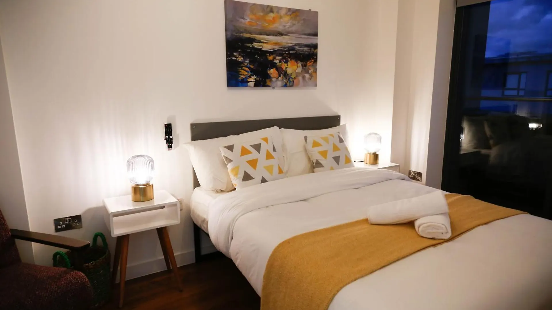 New Luxury Apartments In Central Location Next To Shops, Cafes, Bars & Metro Londra