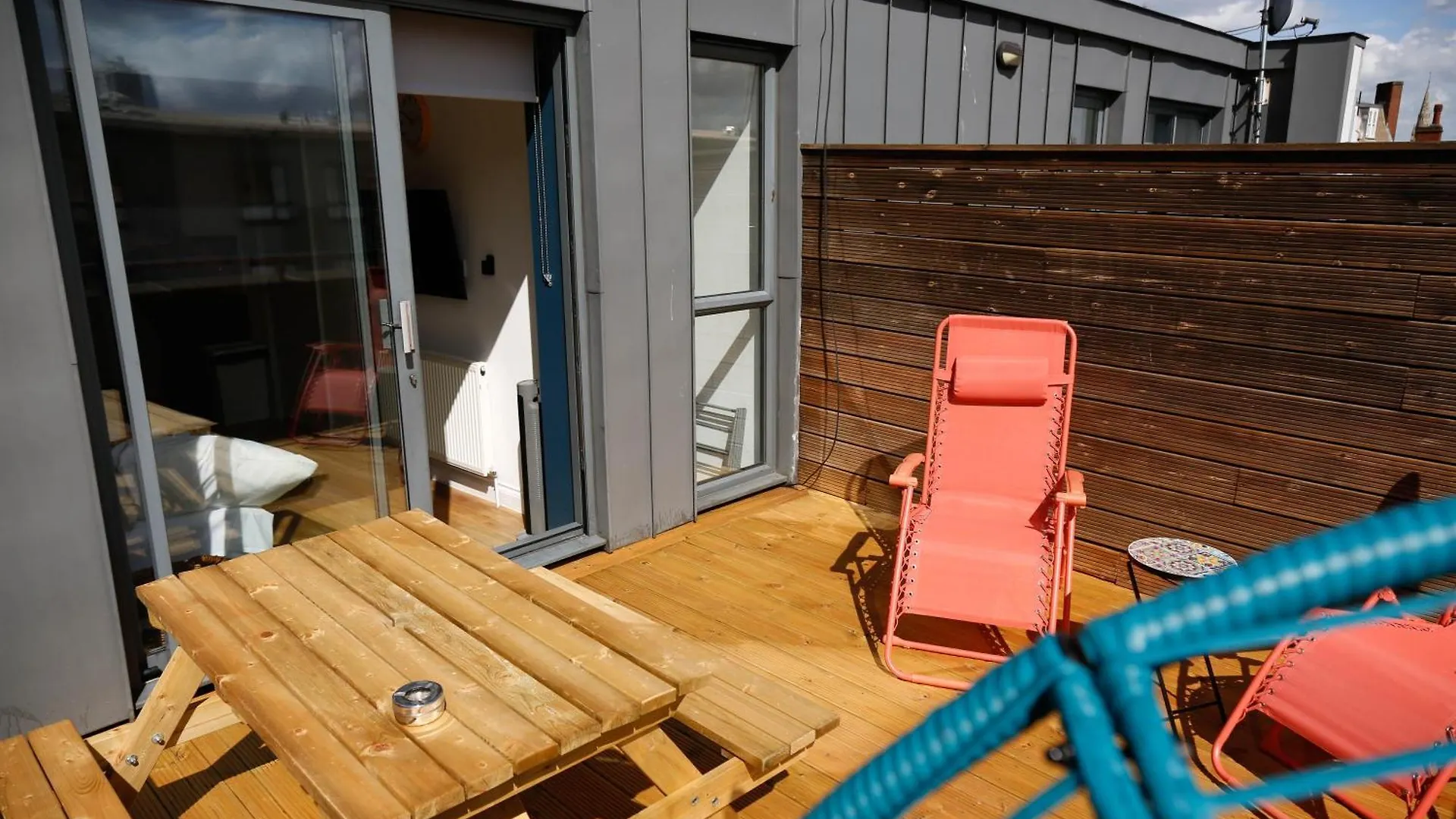 New Luxury Apartments In Central Location Next To Shops, Cafes, Bars & Metro Londra