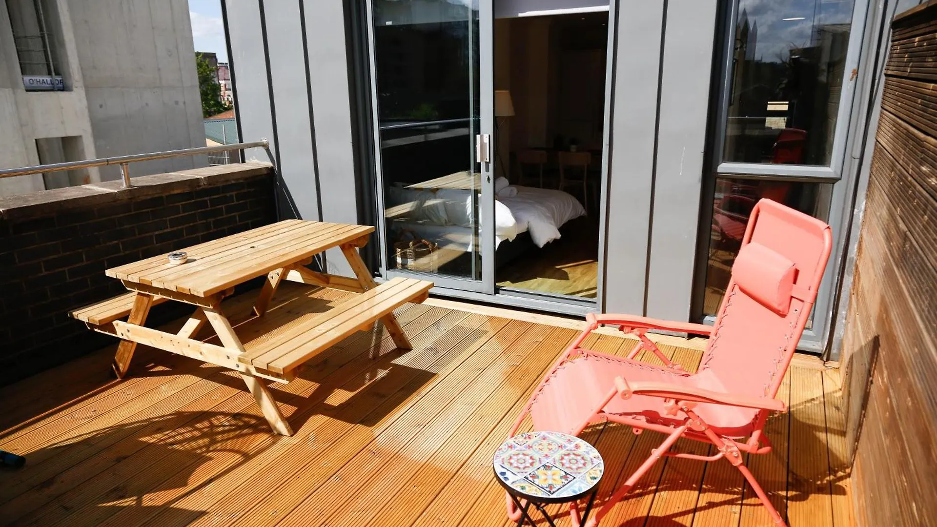 New Luxury Apartments In Central Location Next To Shops, Cafes, Bars & Metro Londra