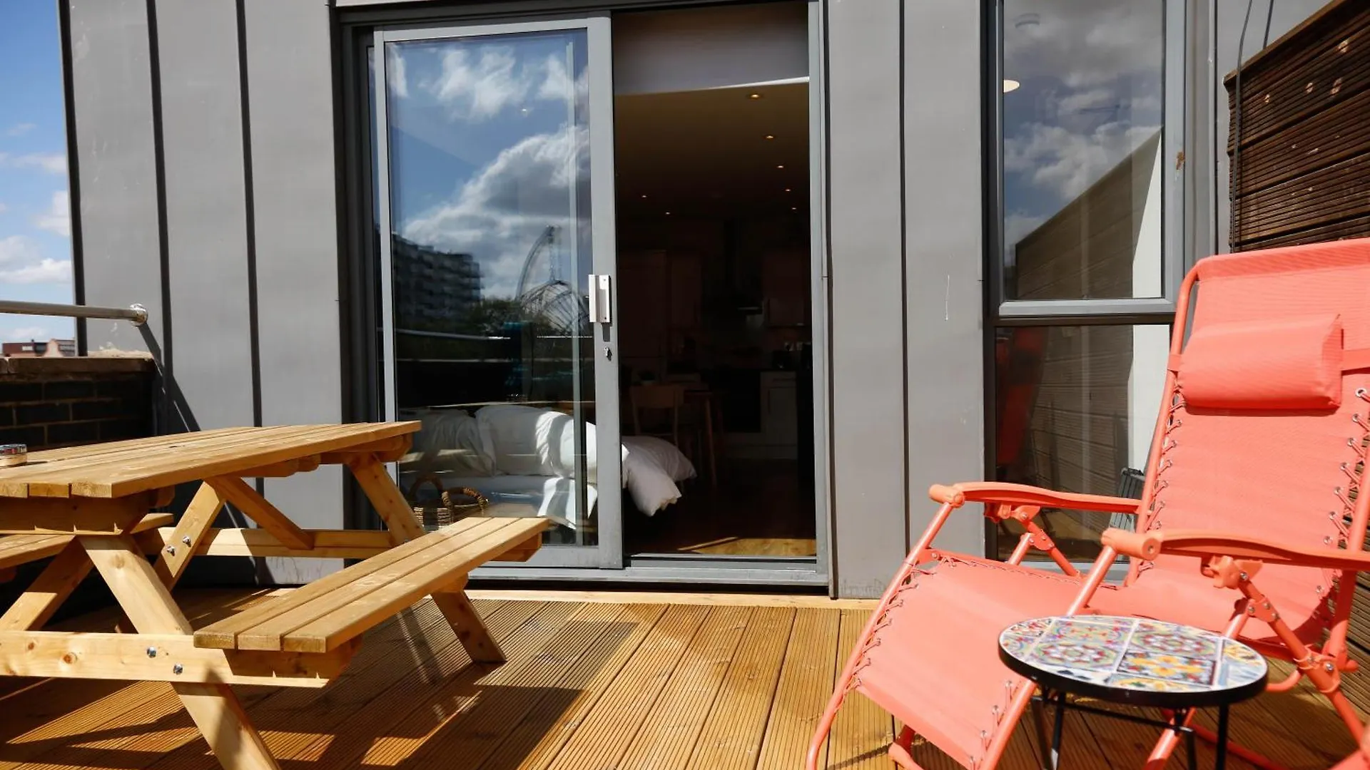 New Luxury Apartments In Central Location Next To Shops, Cafes, Bars & Metro Londra