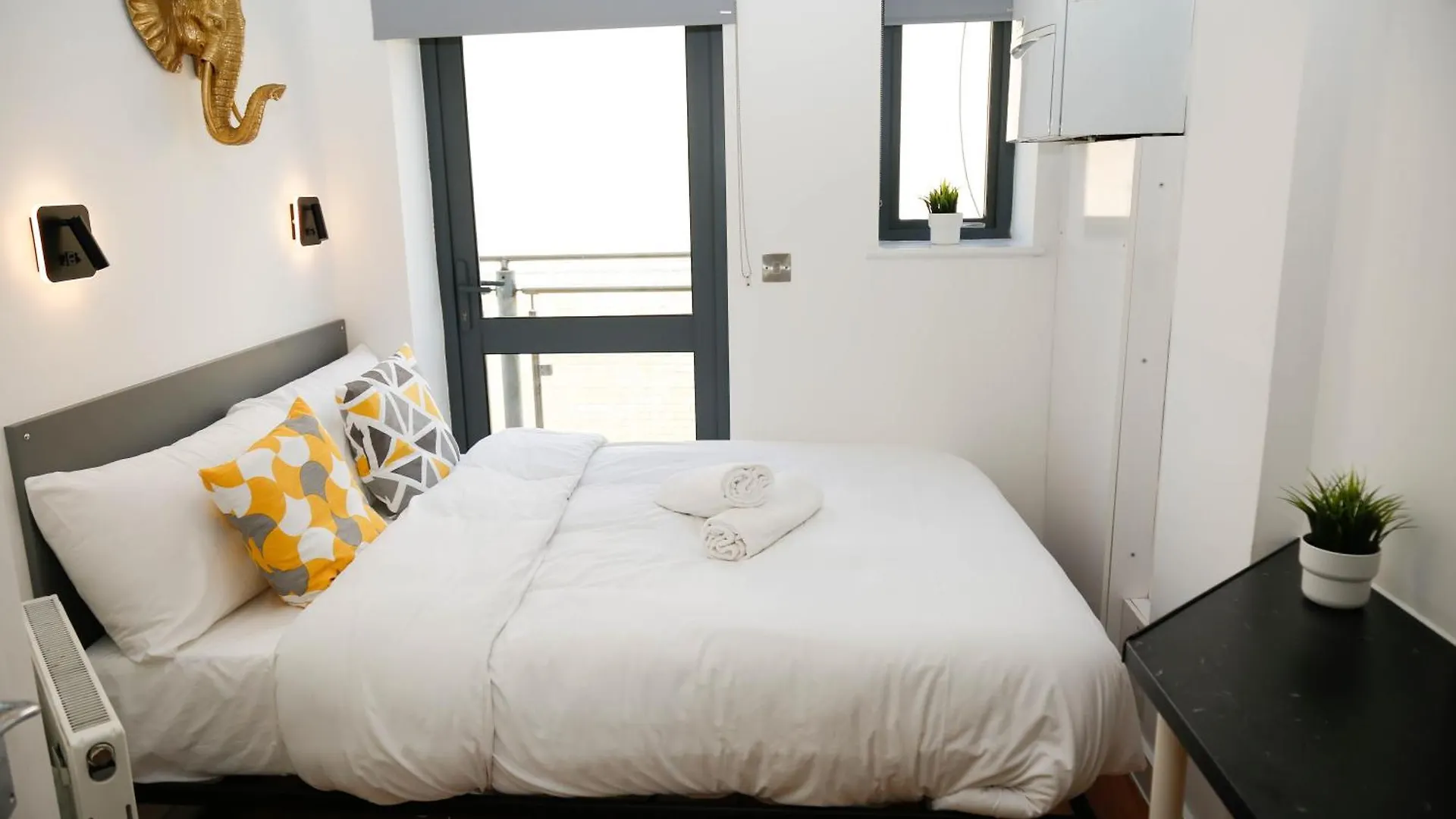 New Luxury Apartments In Central Location Next To Shops, Cafes, Bars & Metro Londra