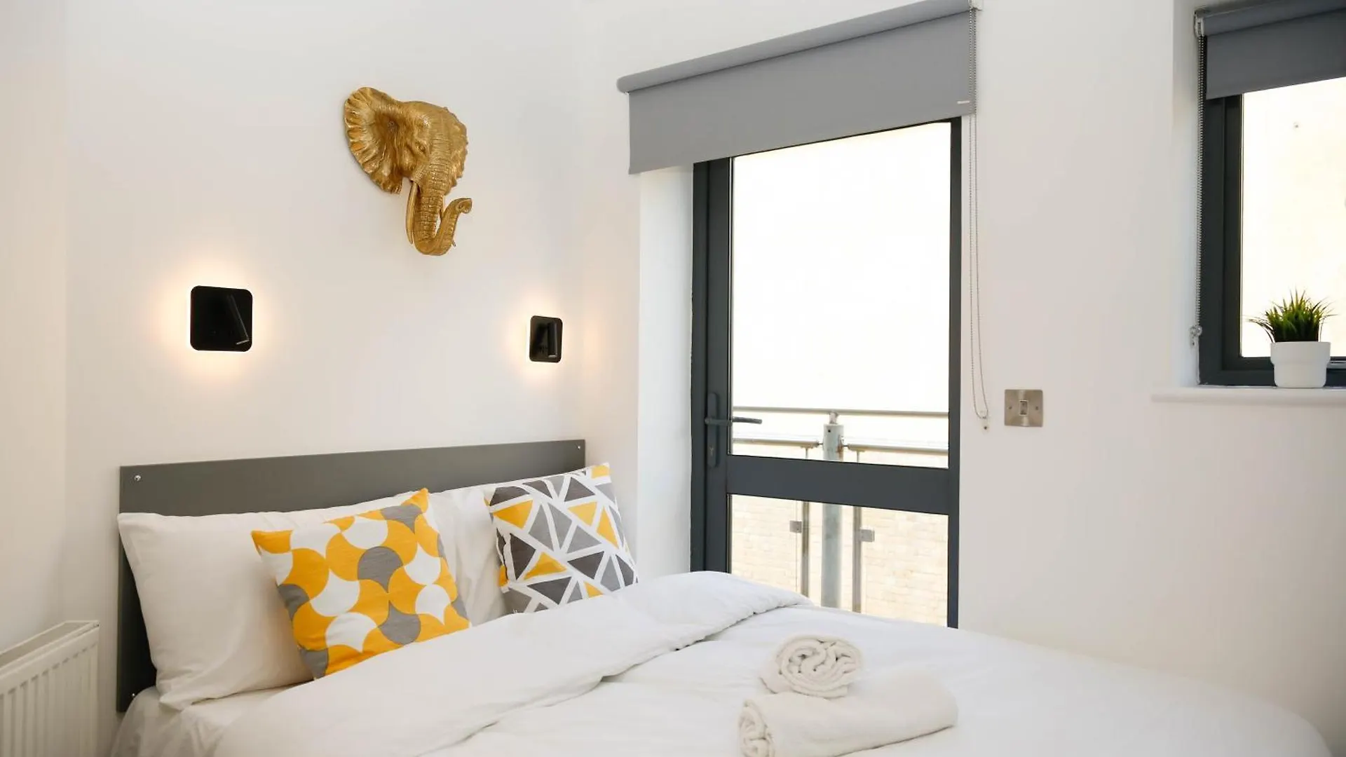 New Luxury Apartments In Central Location Next To Shops, Cafes, Bars & Metro Londra 0*,