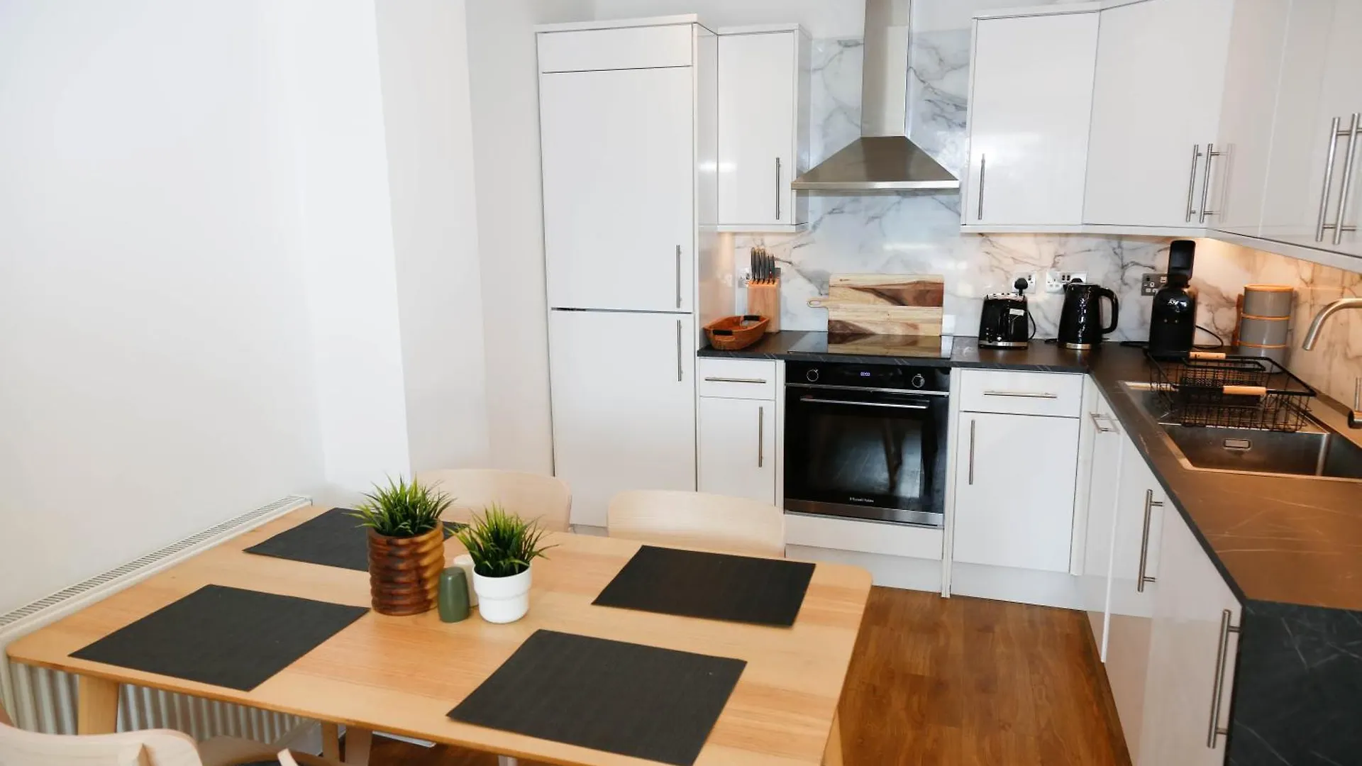 New Luxury Apartments In Central Location Next To Shops, Cafes, Bars & Metro Londra