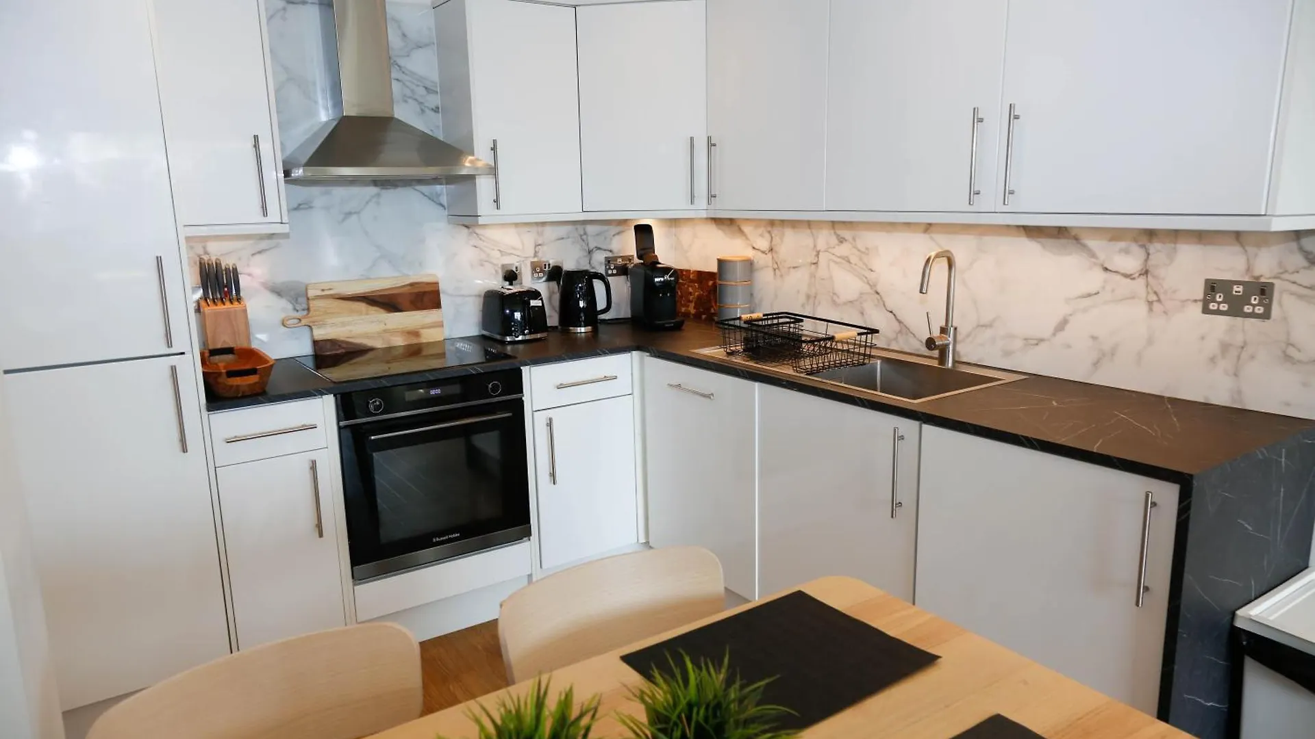 New Luxury Apartments In Central Location Next To Shops, Cafes, Bars & Metro Londra