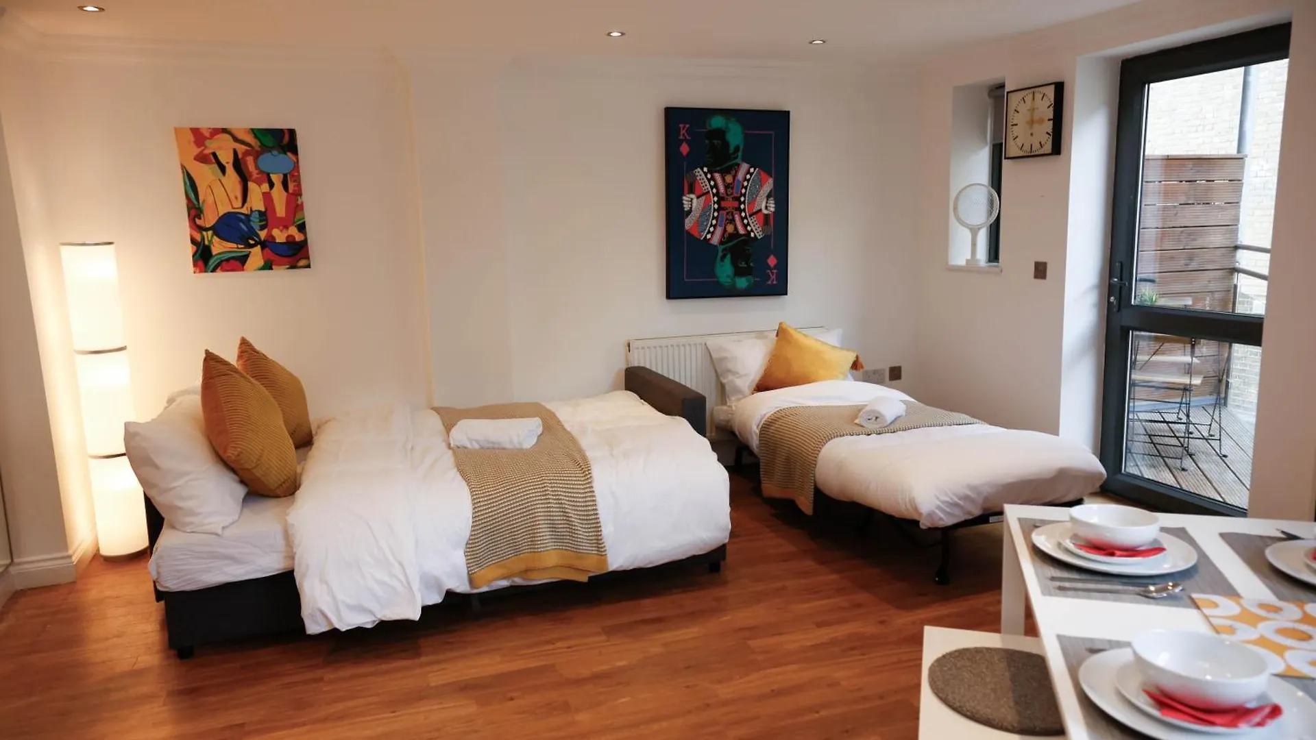 New Luxury Apartments In Central Location Next To Shops, Cafes, Bars & Metro Londra