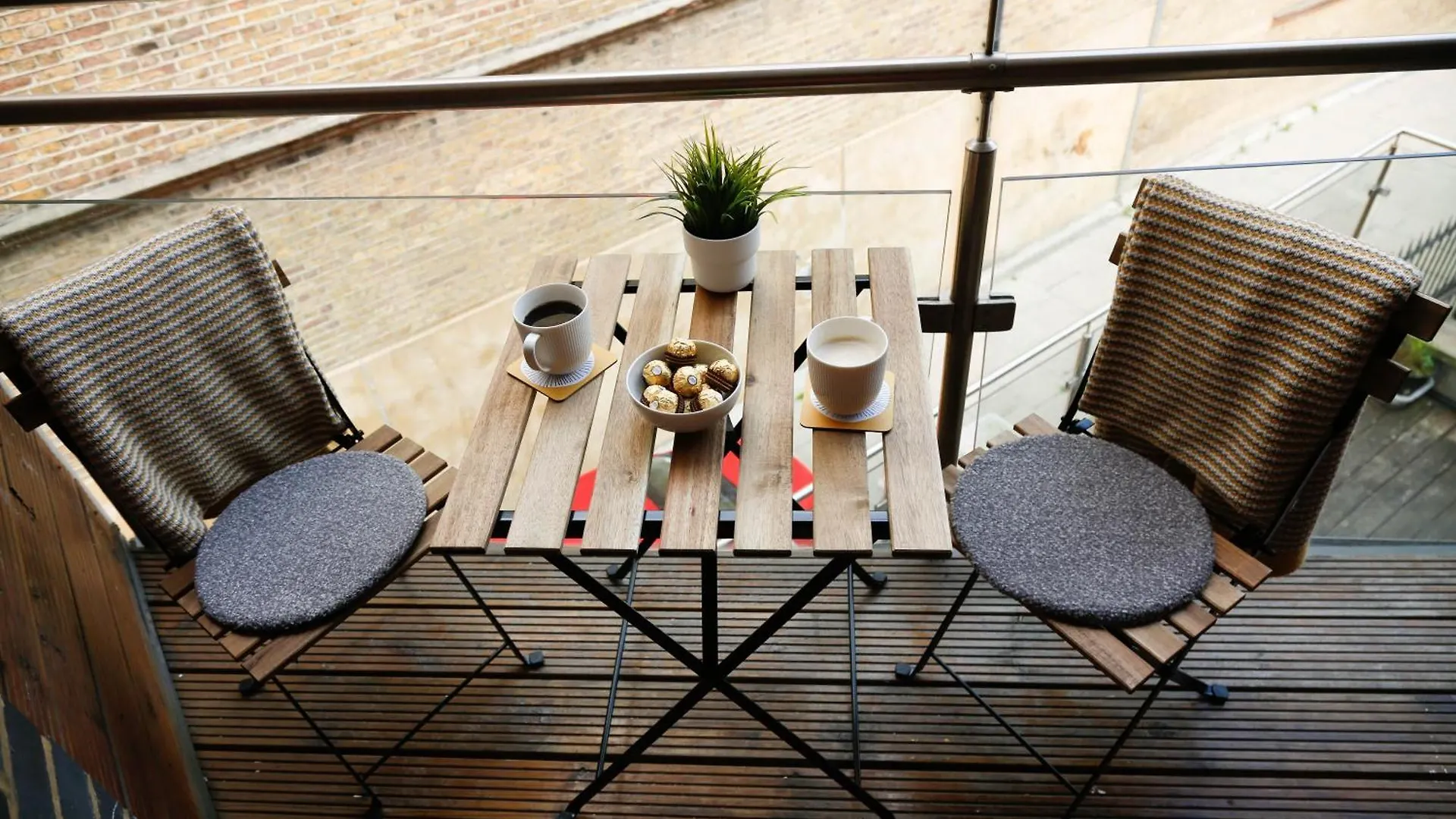 New Luxury Apartments In Central Location Next To Shops, Cafes, Bars & Metro Londra