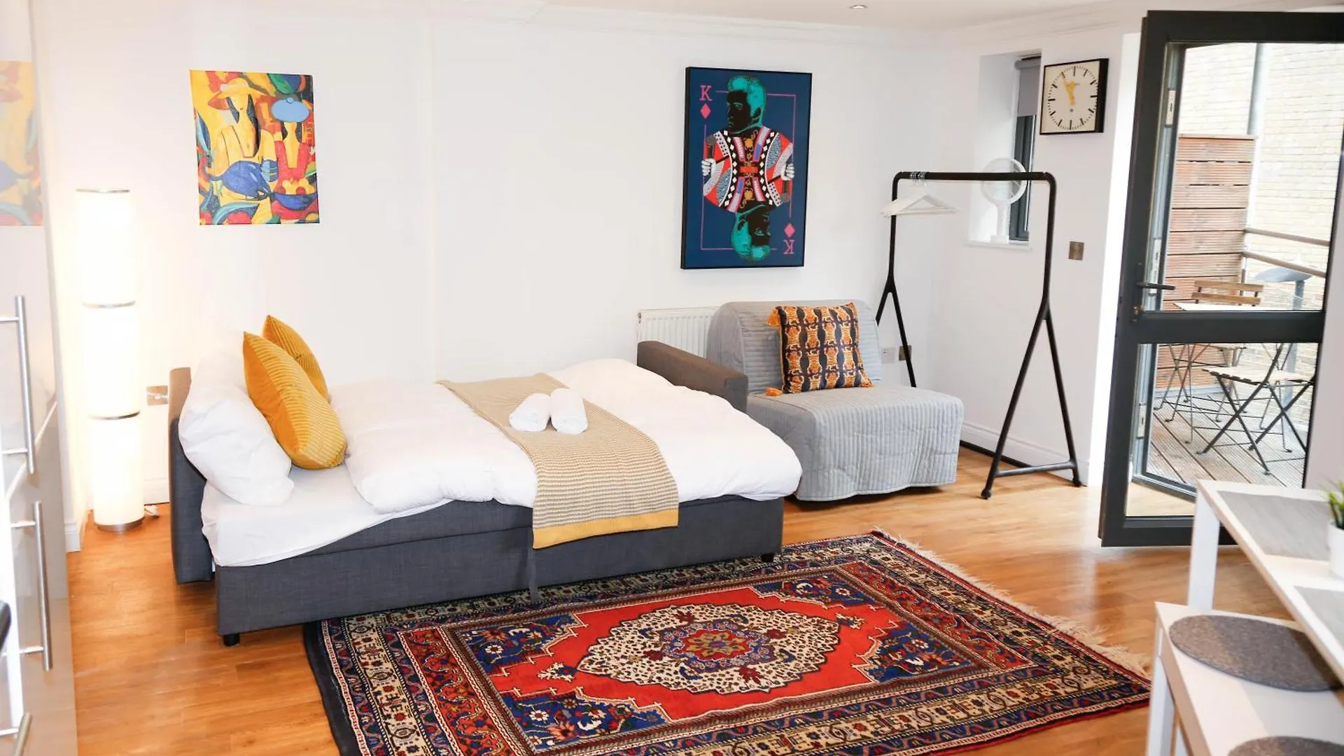 New Luxury Apartments In Central Location Next To Shops, Cafes, Bars & Metro Londra