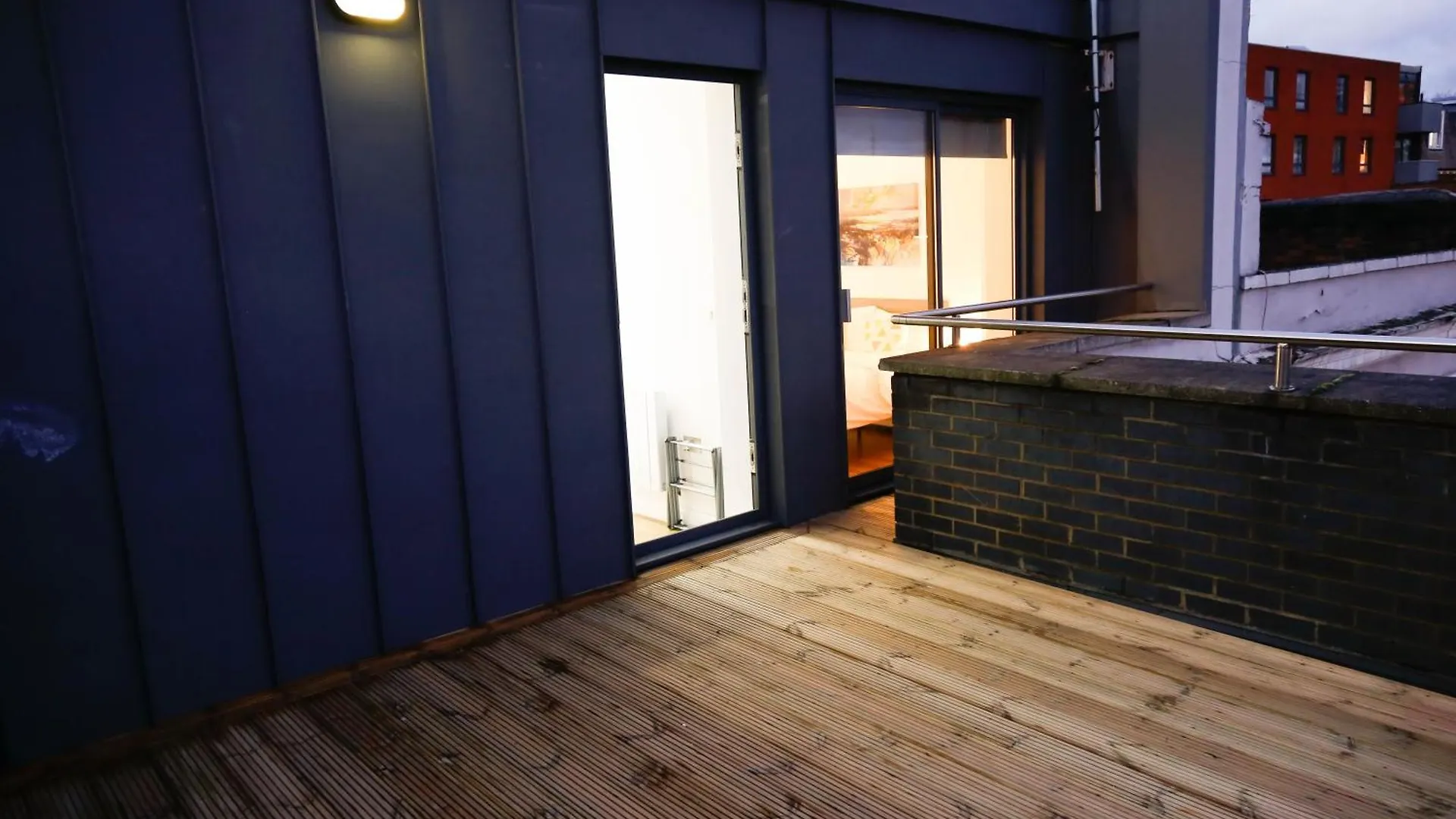 New Luxury Apartments In Central Location Next To Shops, Cafes, Bars & Metro Londra
